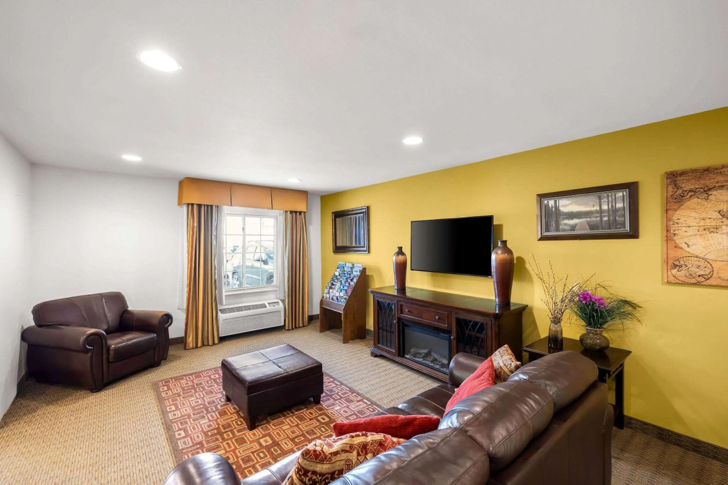 Lobby or reception in Days Inn & Suites by Wyndham Rochester South