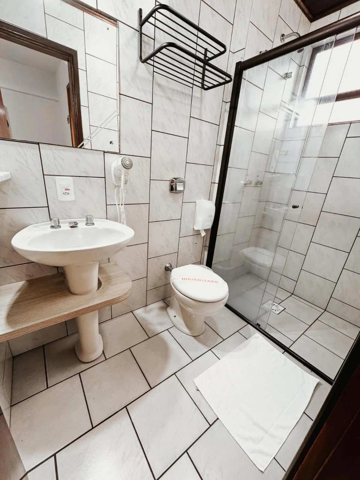 Bathroom in Harbor Inn Jaraguá