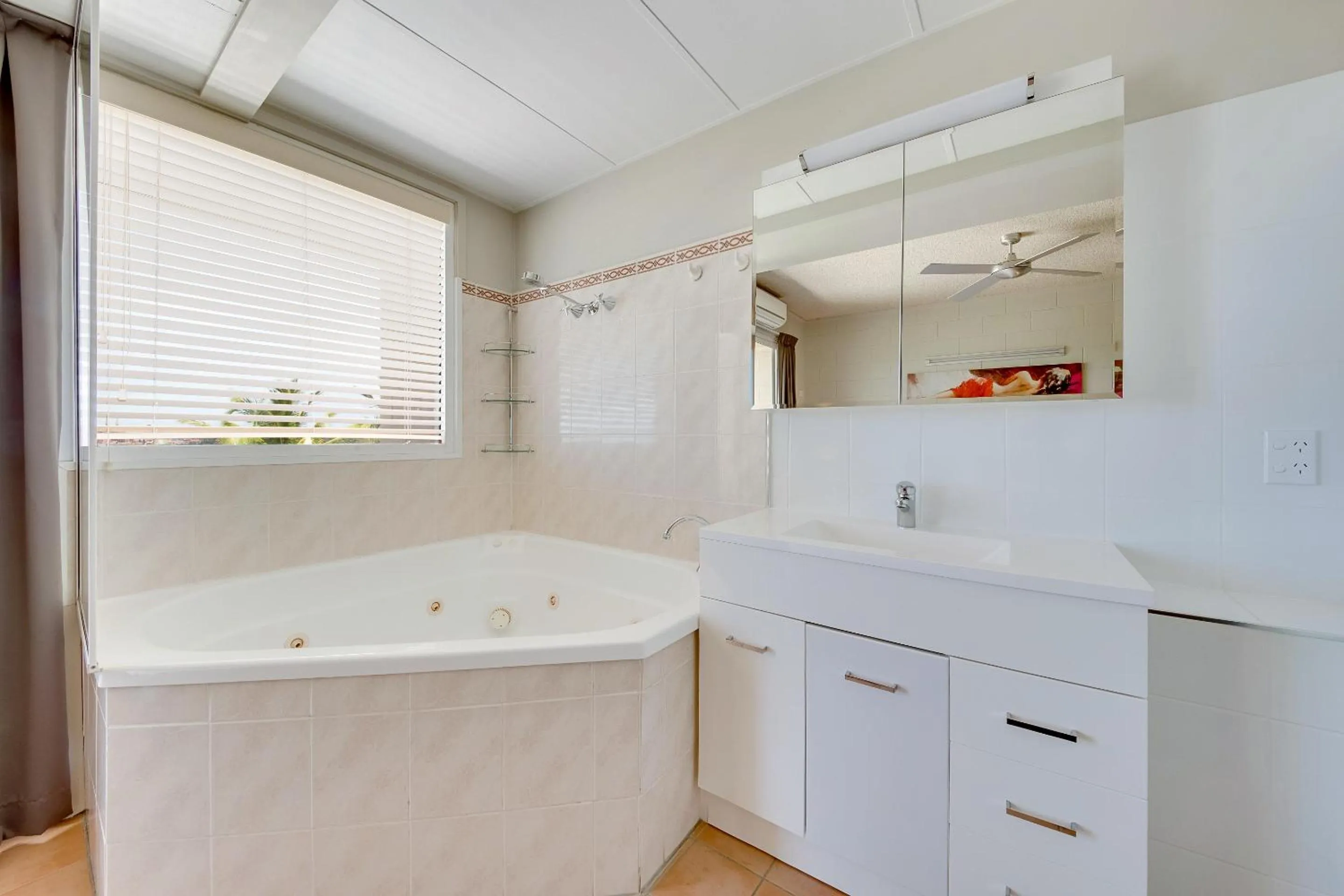 Bathroom in Camelot Motel Australia