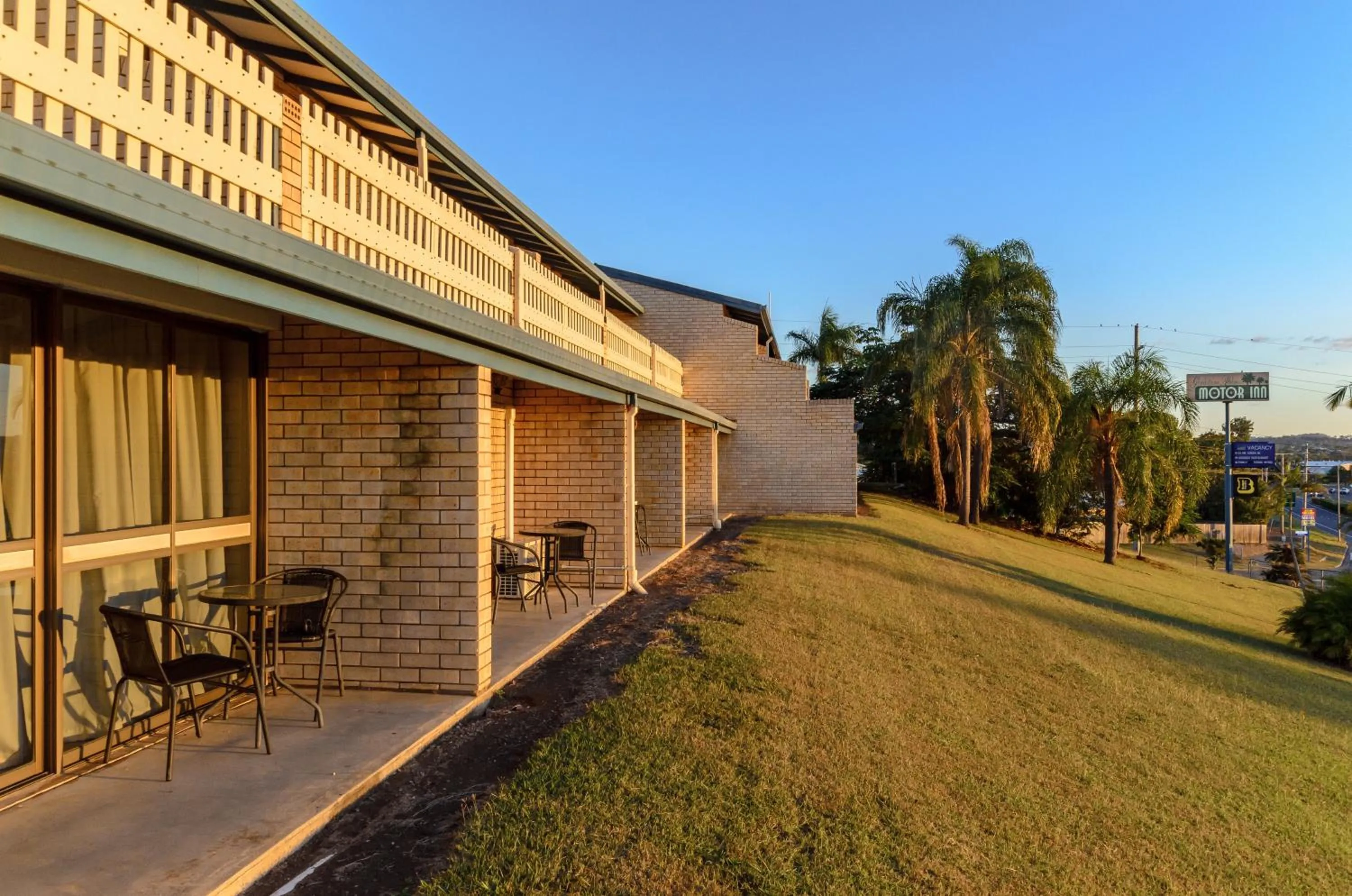 Property building in Gladstone Palms Motor Inn