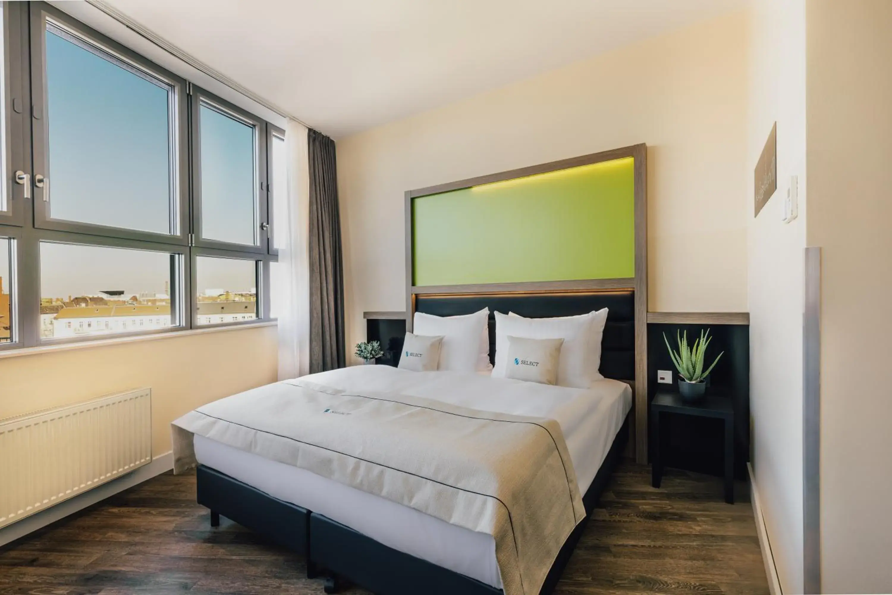 Superior Triple Room in Garner Hotel Berlin - Charlottenburg, an IHG Hotel Superior Triple Room in Garner Hotel Berlin - Charlottenburg, an IHG Hotel