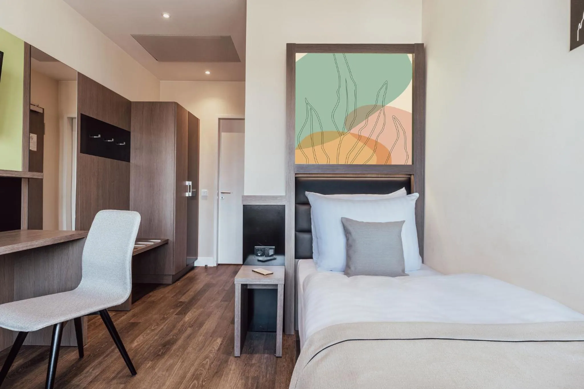 Photo of the whole room, Bed in Garner Hotel Berlin - Charlottenburg, an IHG Hotel