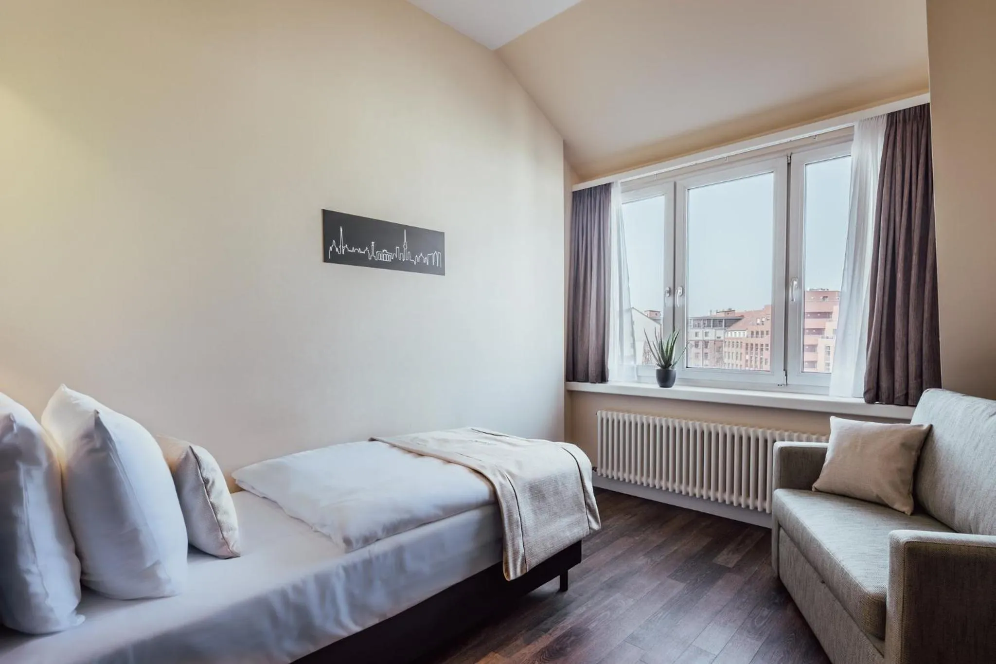 Photo of the whole room, Bed in Garner Hotel Berlin - Charlottenburg, an IHG Hotel