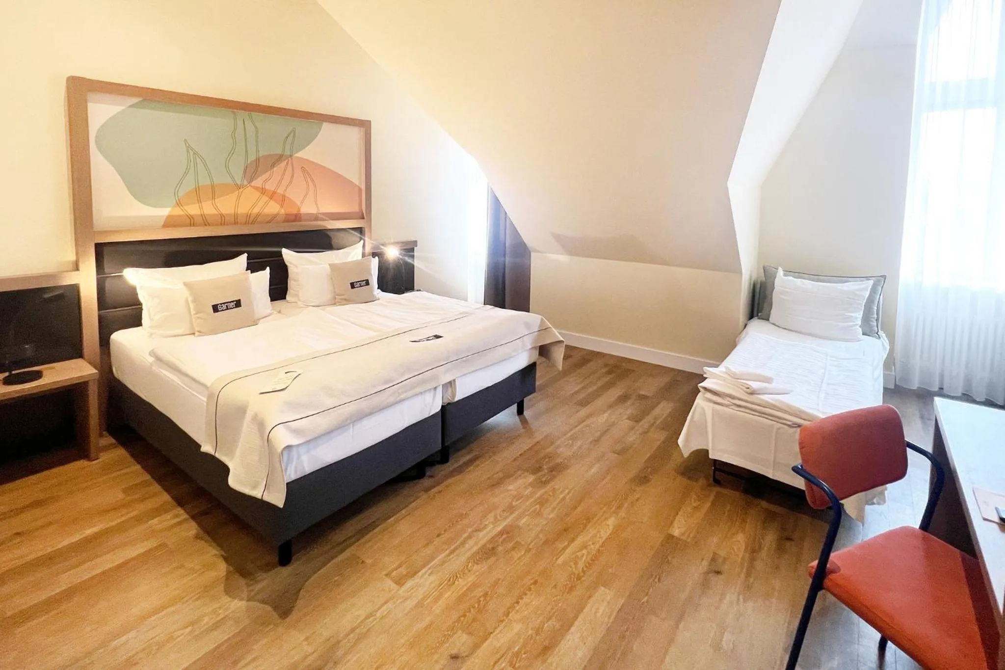 Photo of the whole room, Bed in Garner Hotel Berlin - Charlottenburg, an IHG Hotel