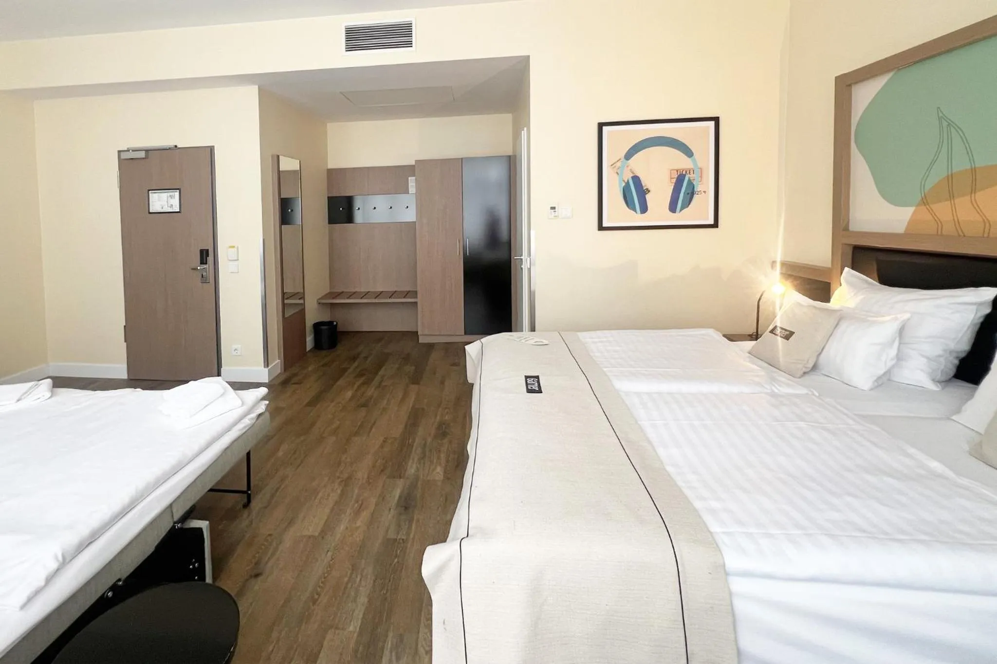 Photo of the whole room, Bed in Garner Hotel Berlin - Charlottenburg, an IHG Hotel