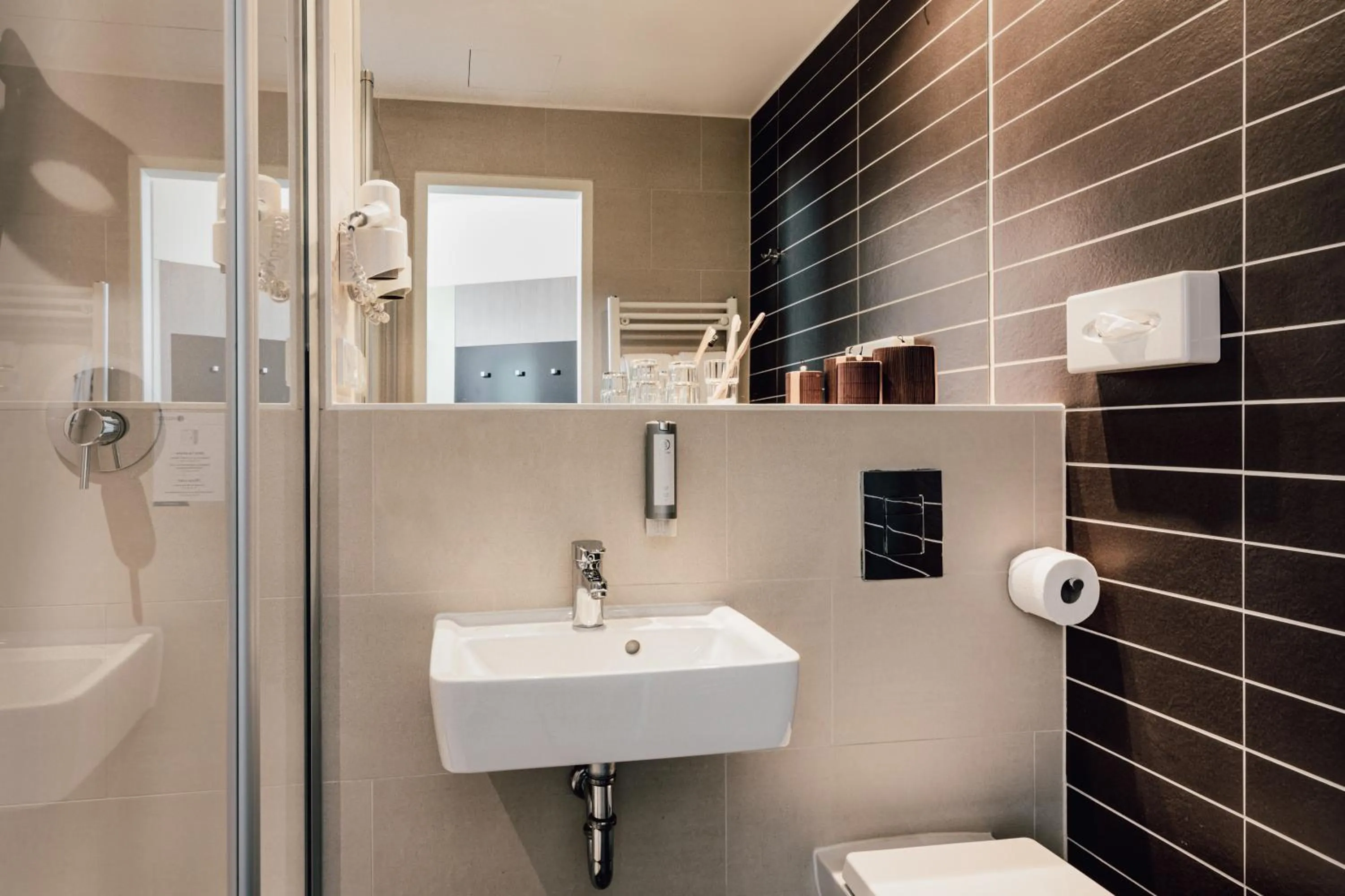 Toilet in Garner Hotel Berlin - Charlottenburg, an IHG Hotel