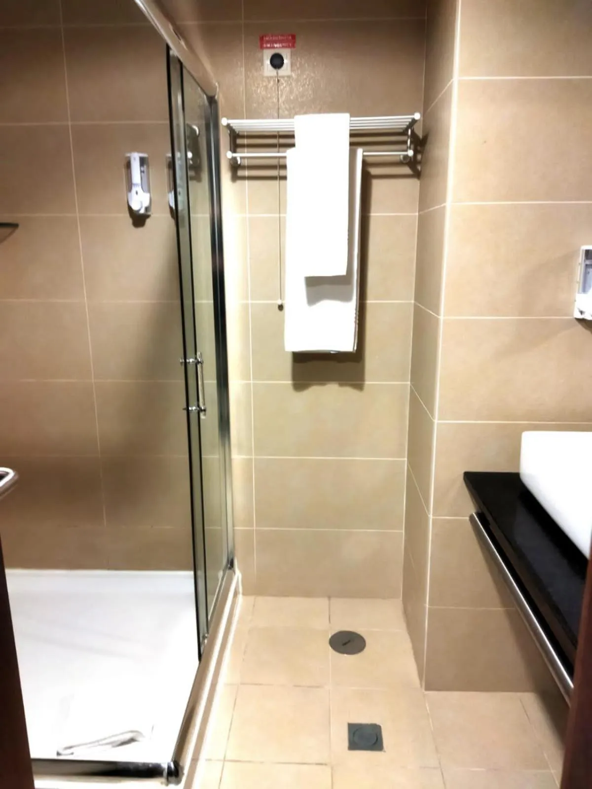 Bathroom in Skyna Hotel Luanda