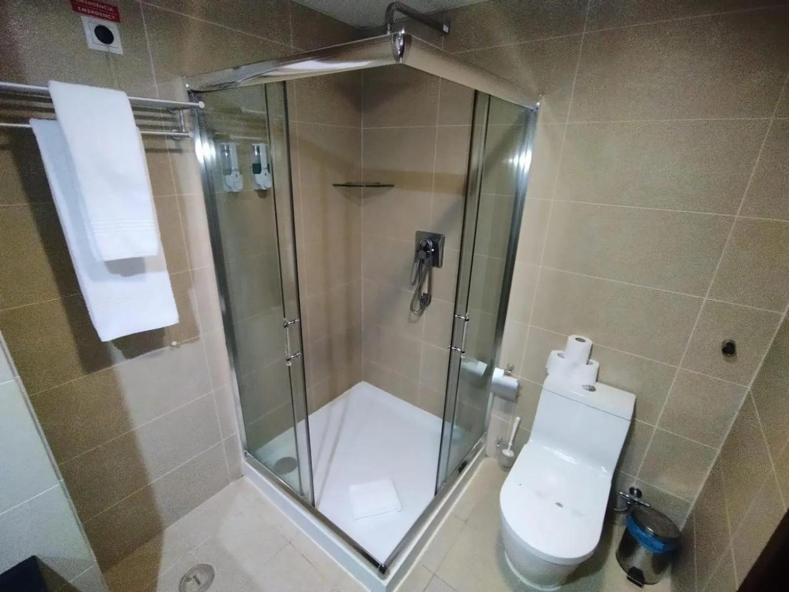 Shower in Skyna Hotel Luanda