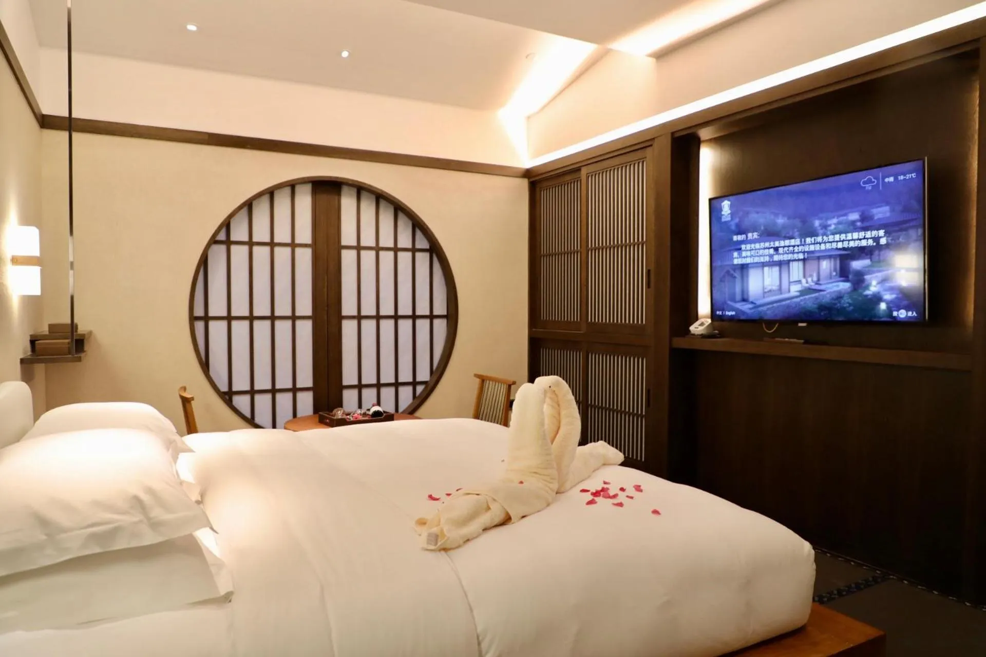 Bedroom, Bed in G-Luxe by Gloria Taimei Suzhou
