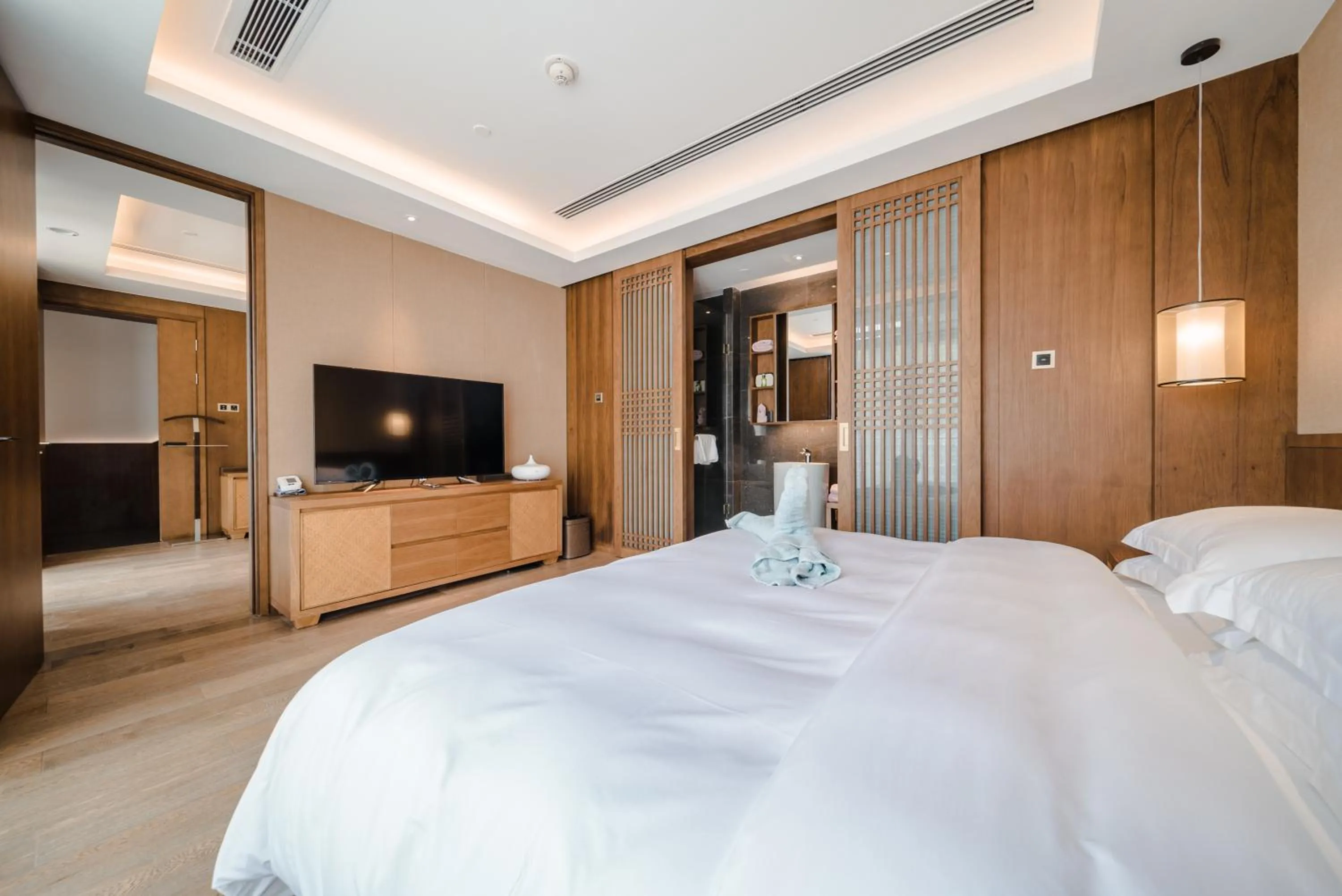 Bedroom, Bed in G-Luxe by Gloria Taimei Suzhou