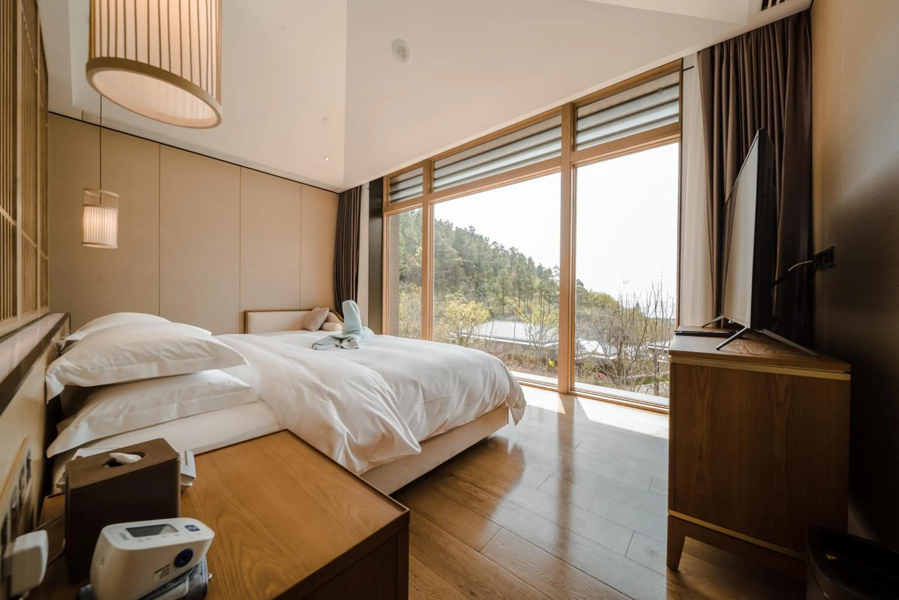 Bedroom, Bed in G-Luxe by Gloria Taimei Suzhou