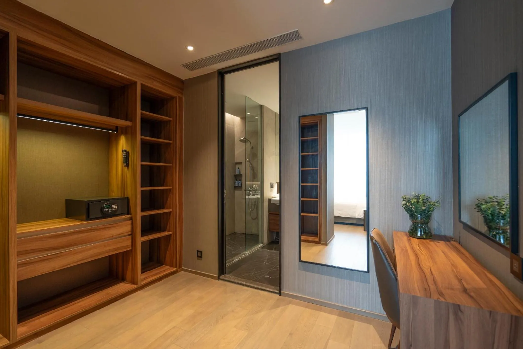 wardrobe in Walton Suites Sukhumvit