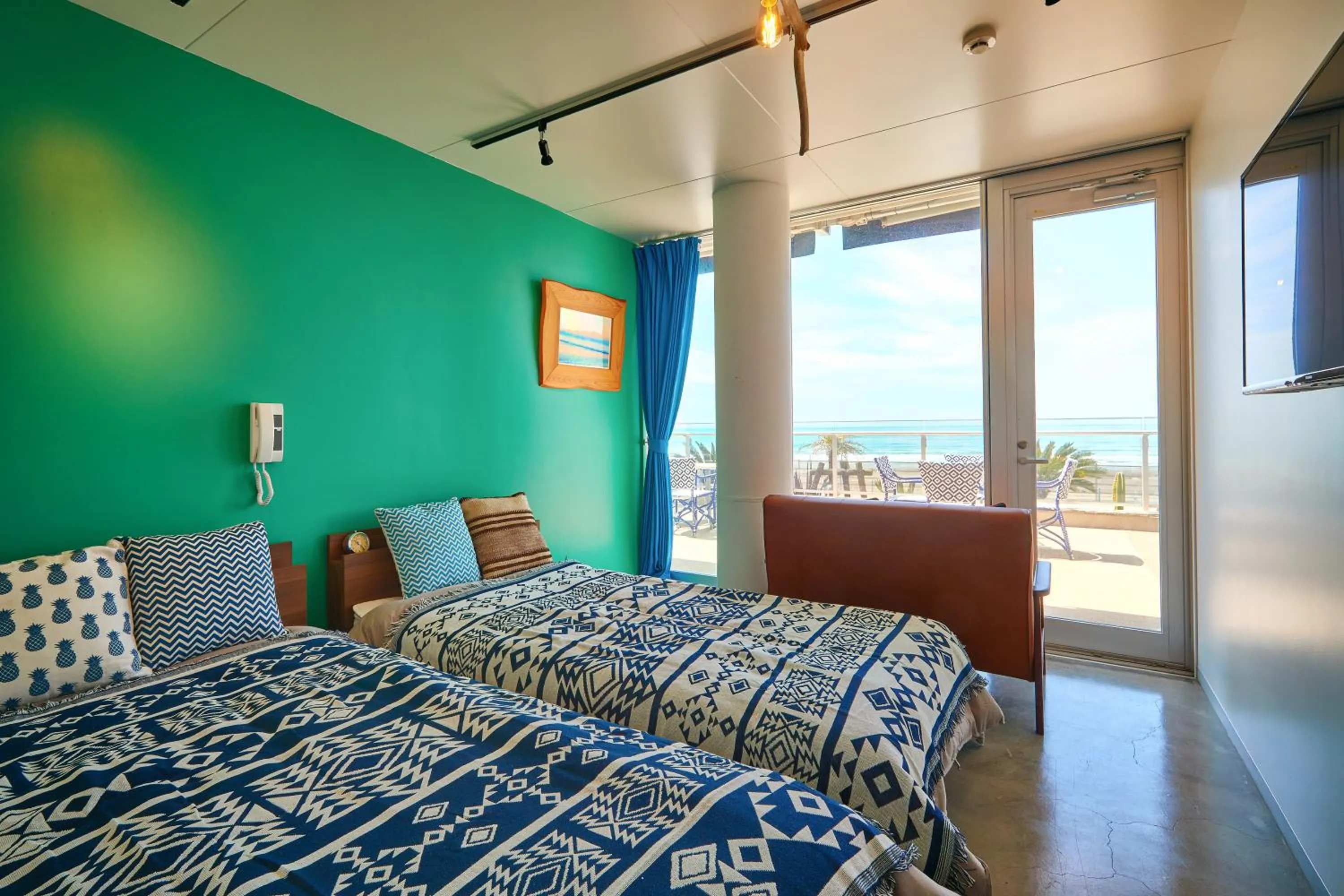 Photo of the whole room, Bed in zaimokuza seasons