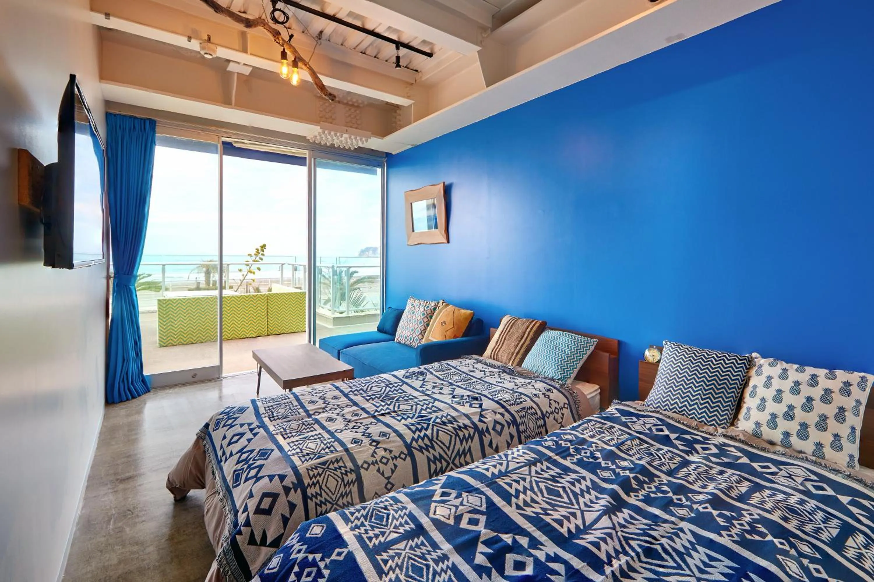 Photo of the whole room, Bed in zaimokuza seasons