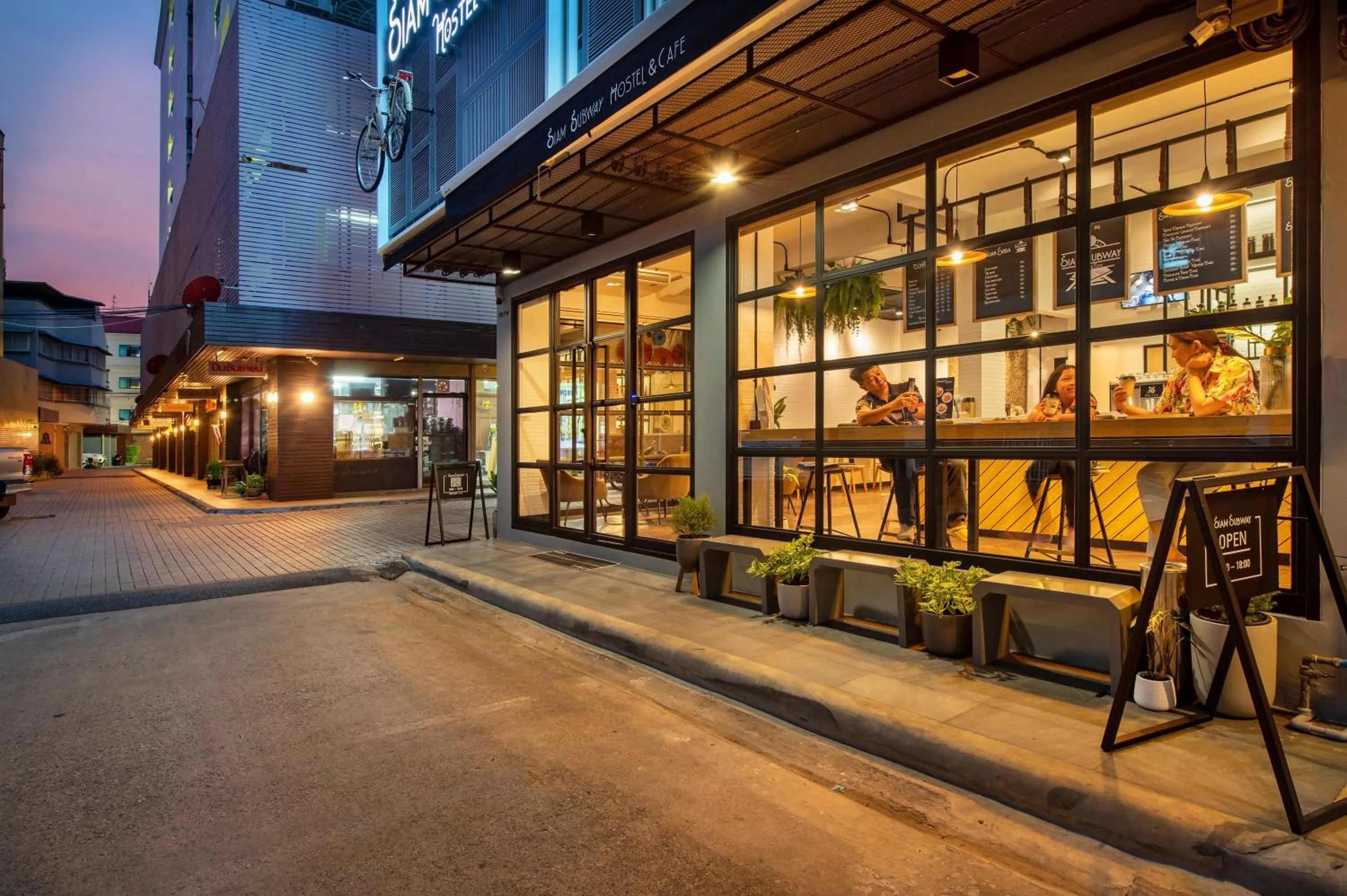 Property building in Siam Subway Hostel and Café