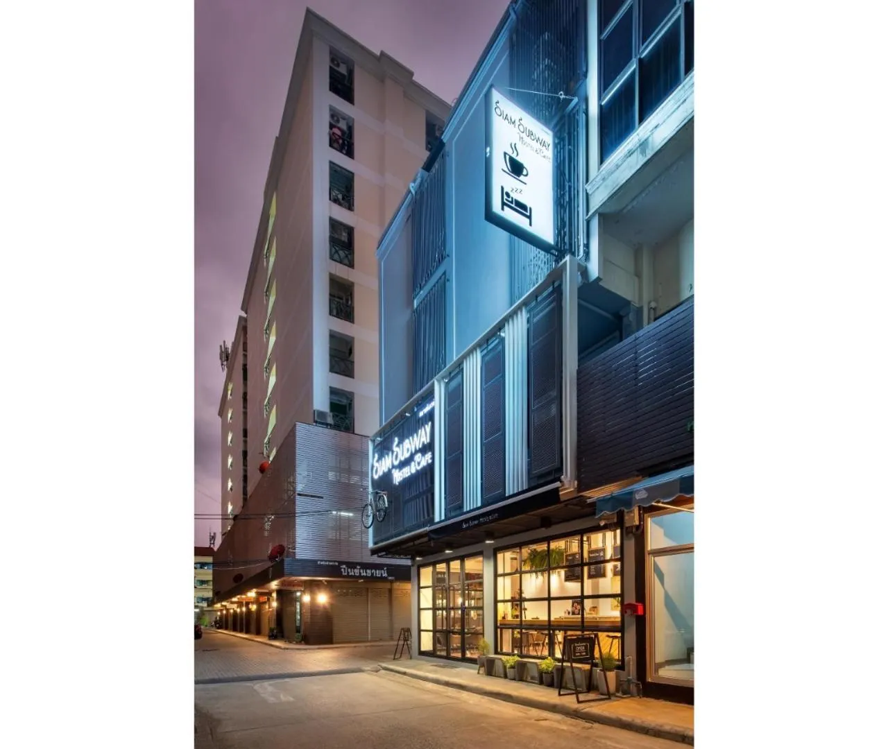 Property building in Siam Subway Hostel and Café