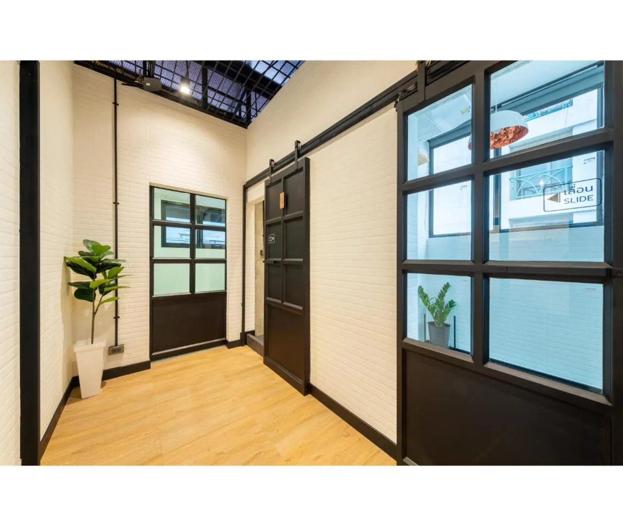 Restaurant/places to eat in Siam Subway Hostel and Café