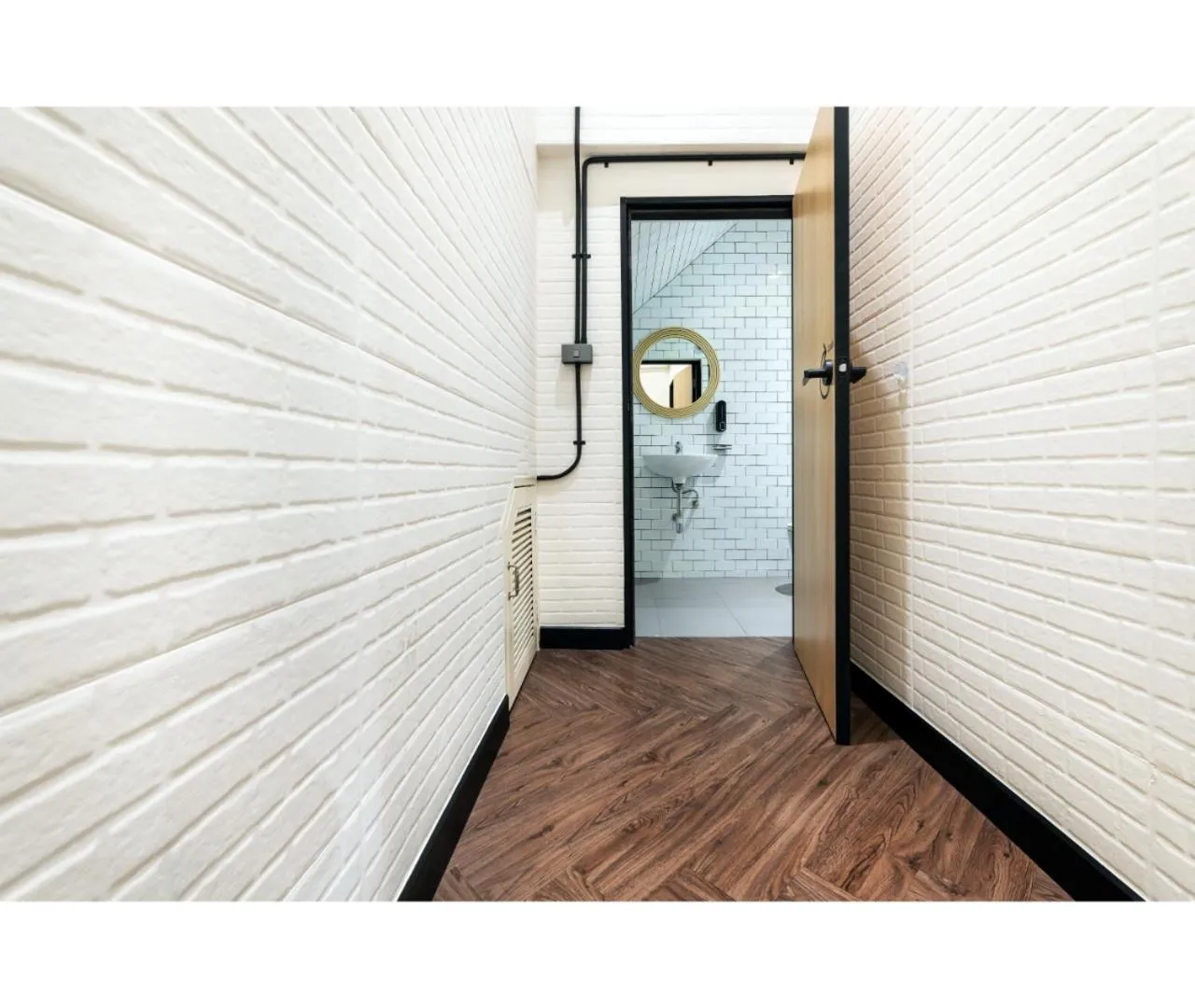 Toilet in Siam Subway Hostel and Café