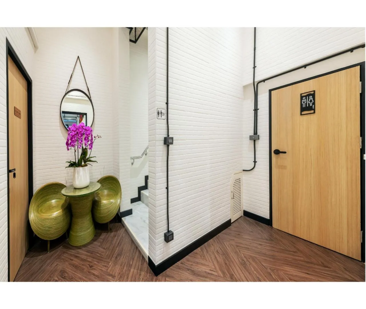 Toilet in Siam Subway Hostel and Café