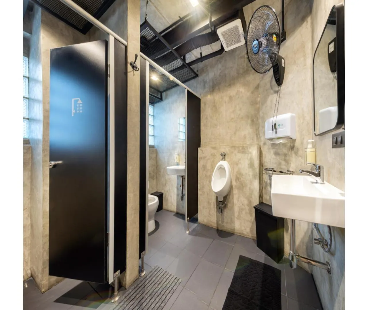 Public Bath in Siam Subway Hostel and Café