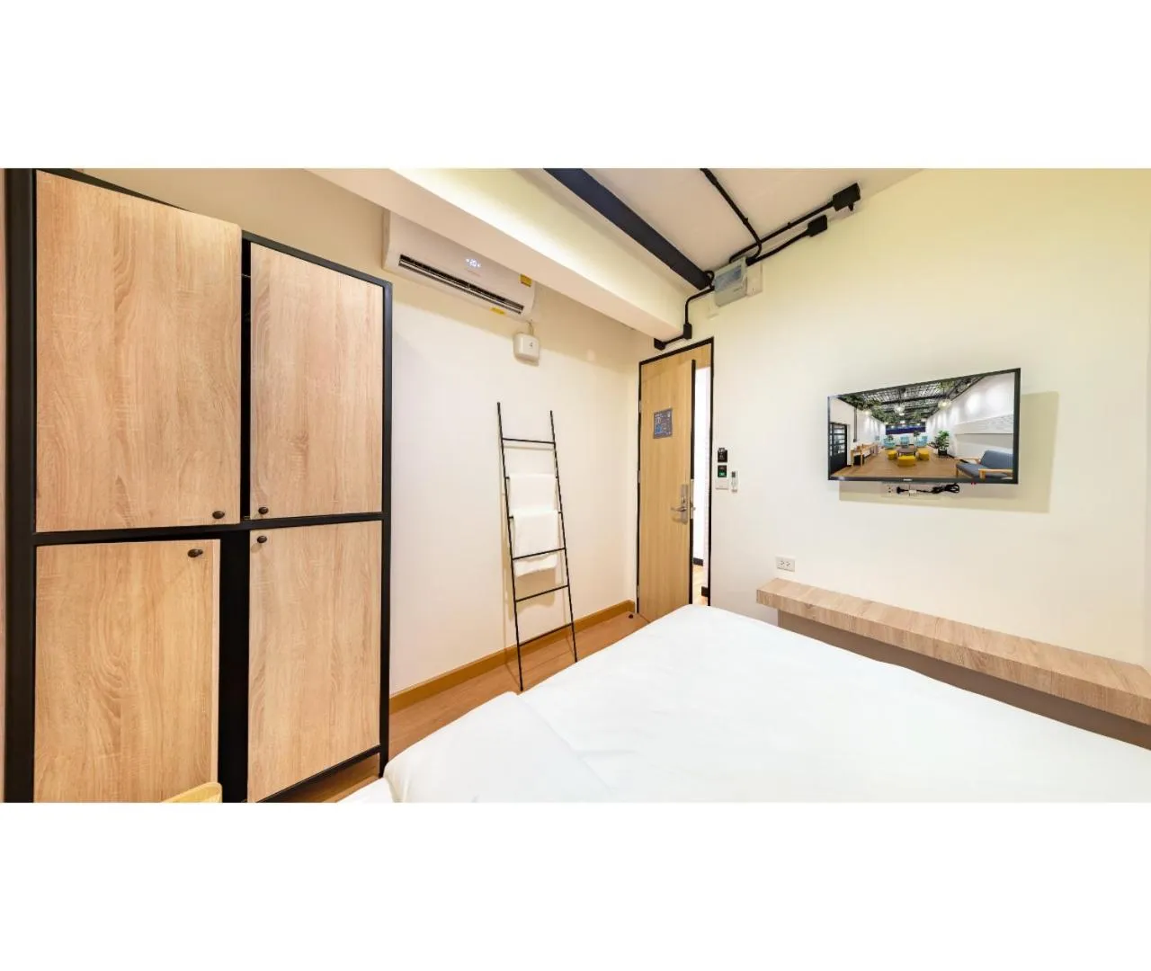 TV and multimedia in Siam Subway Hostel and Café