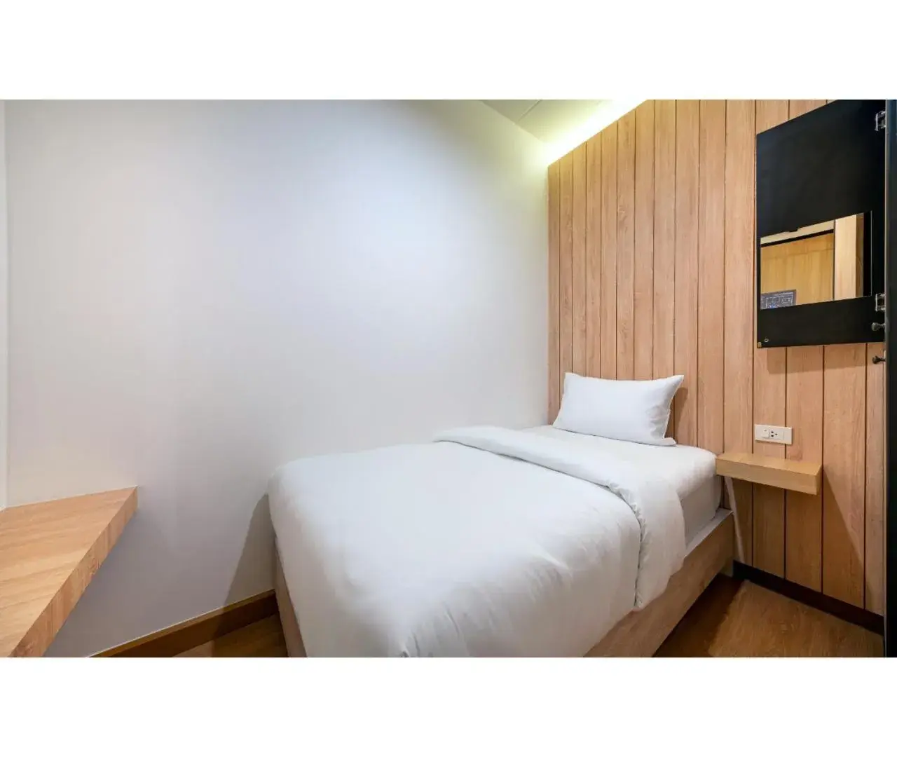 Standard Single Room with Shared Bathroom - single occupancy in Siam Subway Hostel and Café Standard Single Room with Shared Bathroom - single occupancy in Siam Subway Hostel and Café