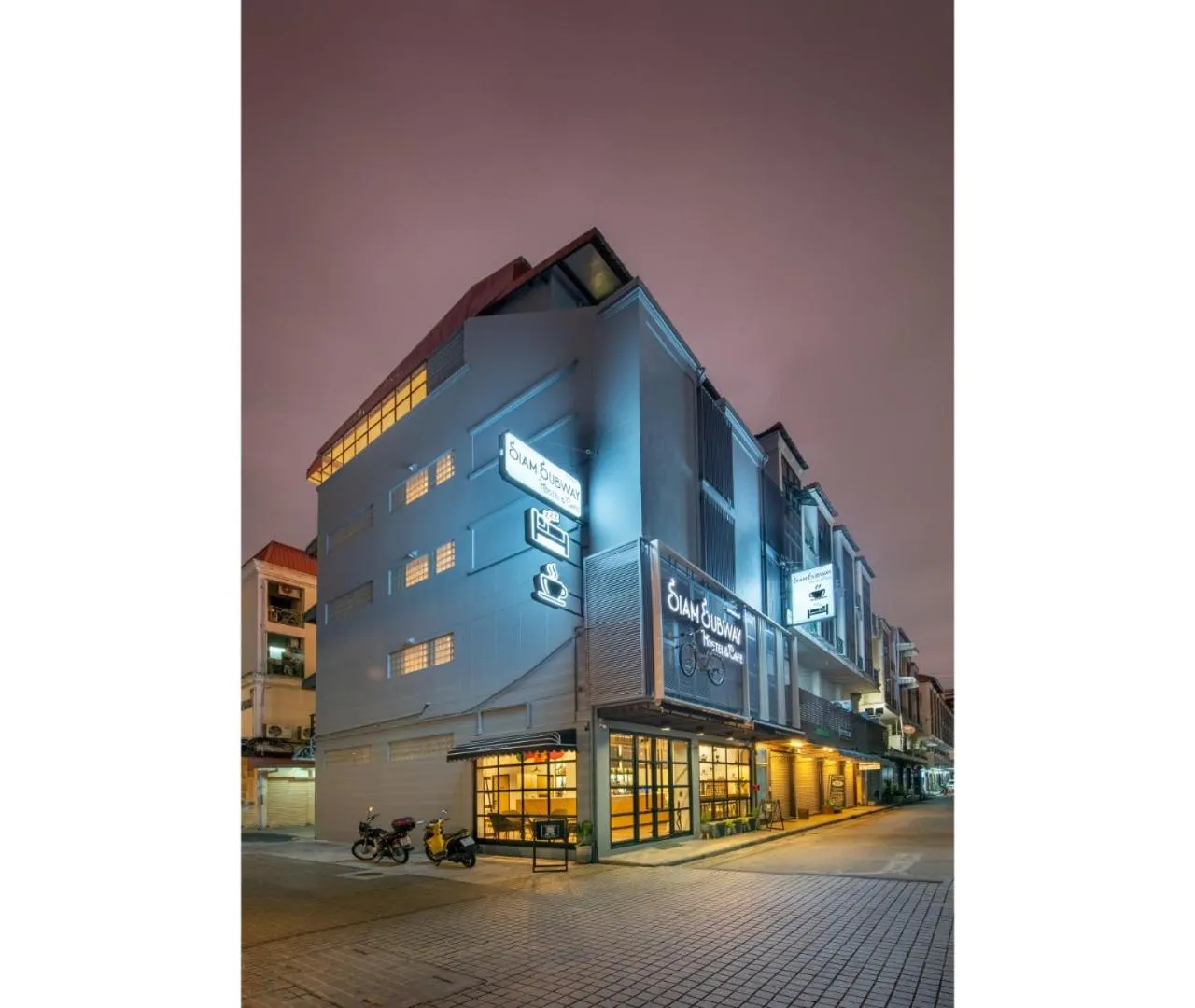 Property building in Siam Subway Hostel and Café