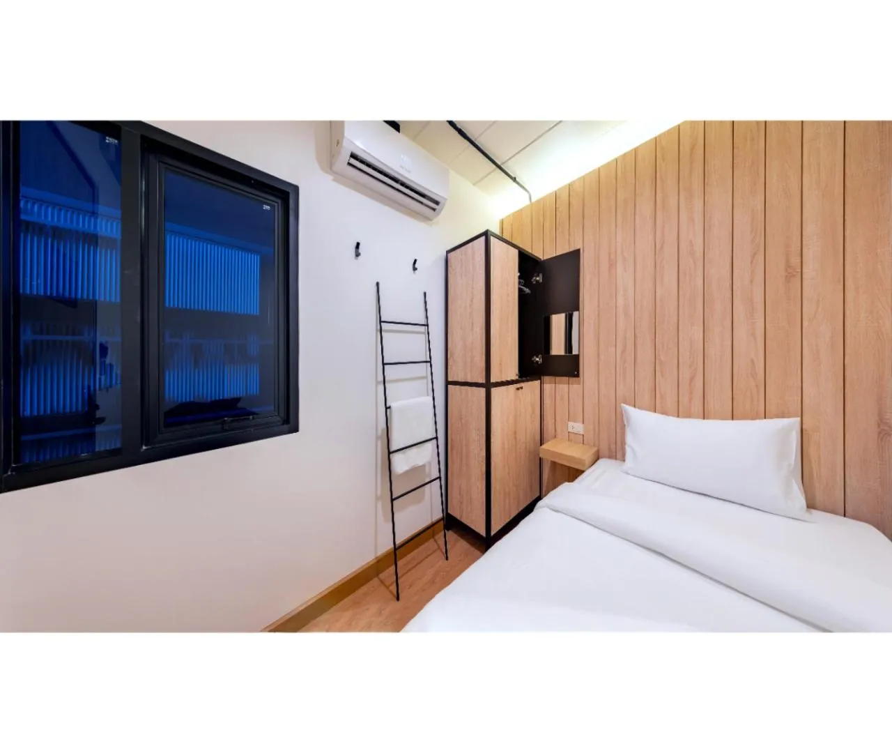 Bed in Siam Subway Hostel and Café