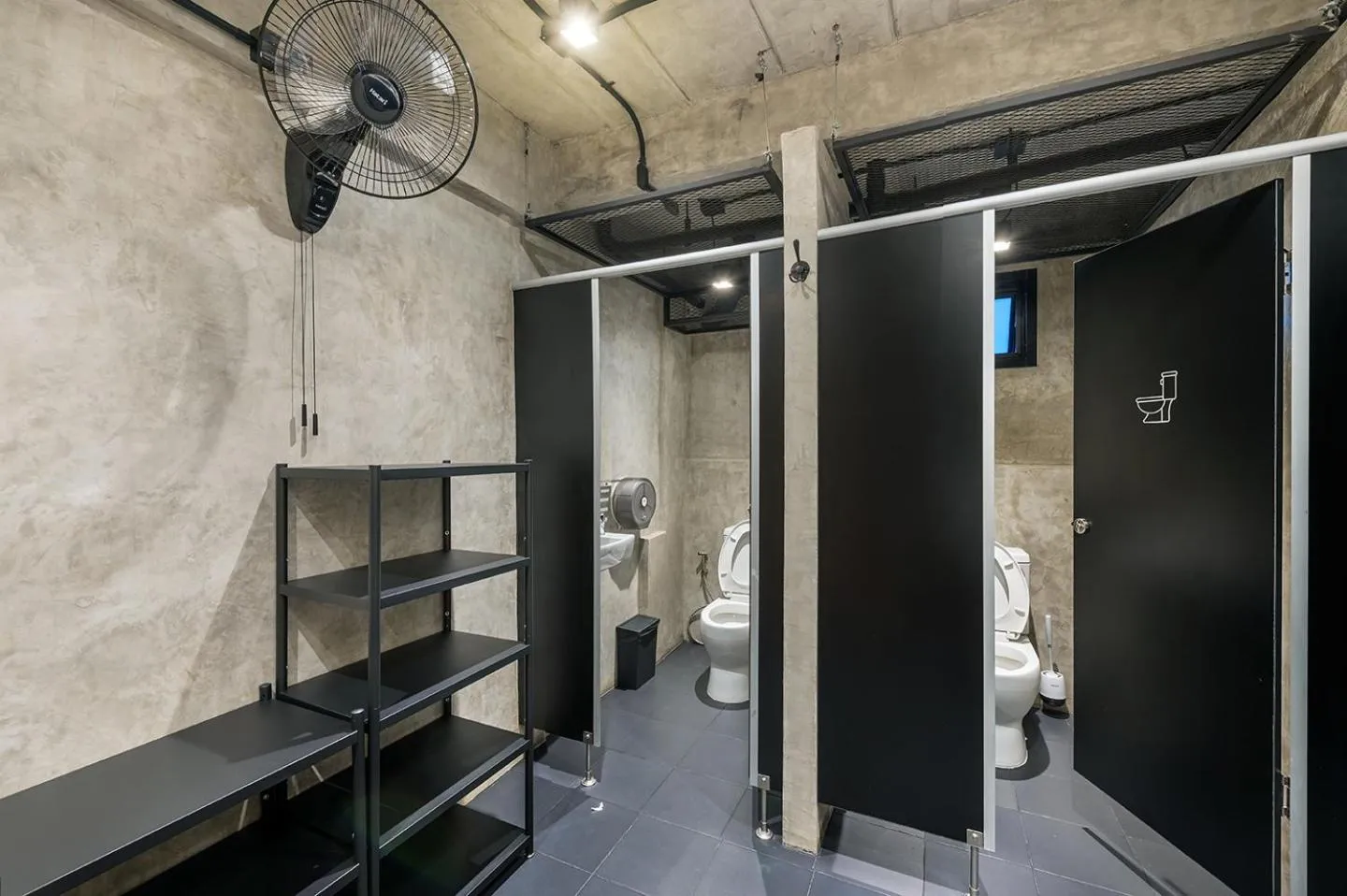 Shower in Siam Subway Hostel and Café