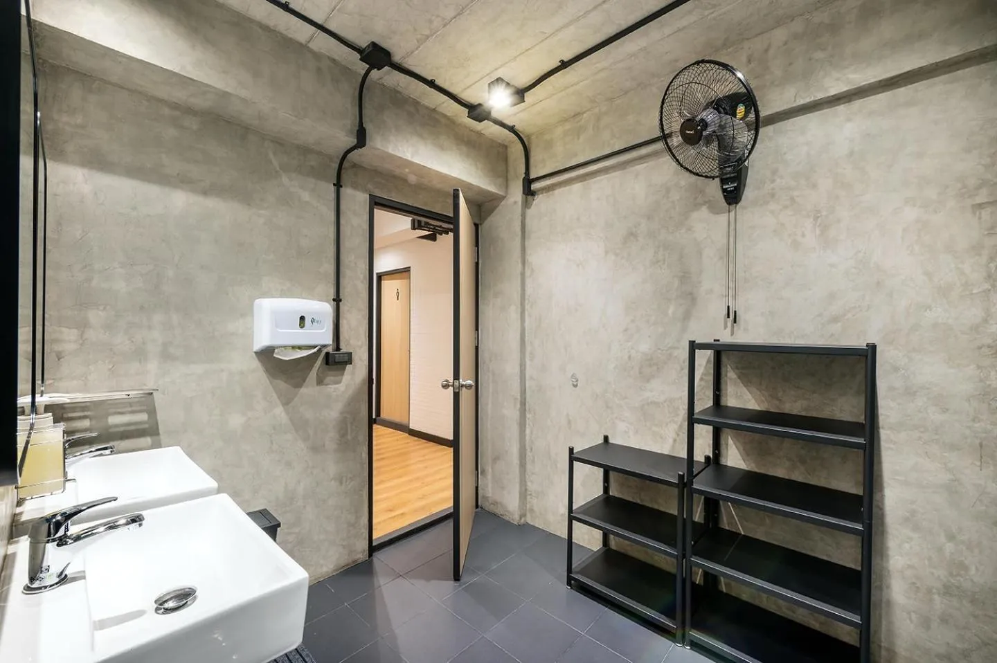 Shower in Siam Subway Hostel and Café