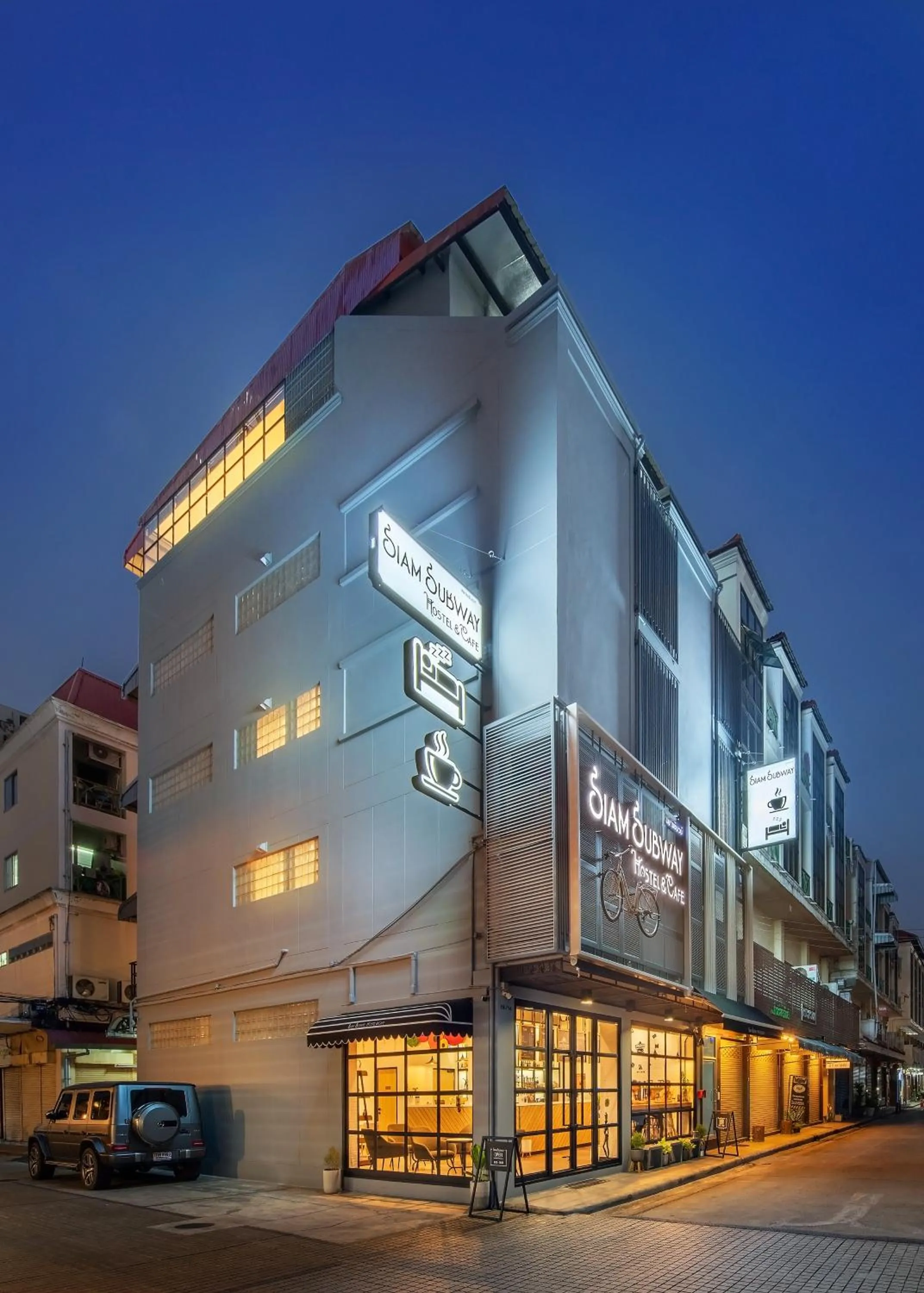 Property building in Siam Subway Hostel and Café