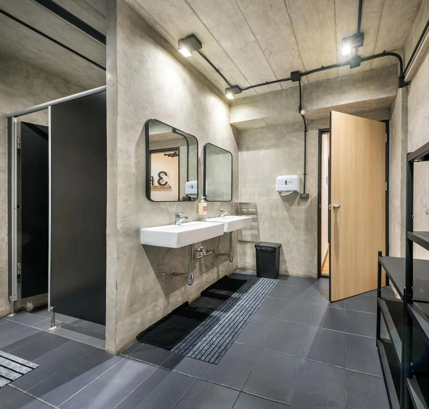 Shower in Siam Subway Hostel and Café