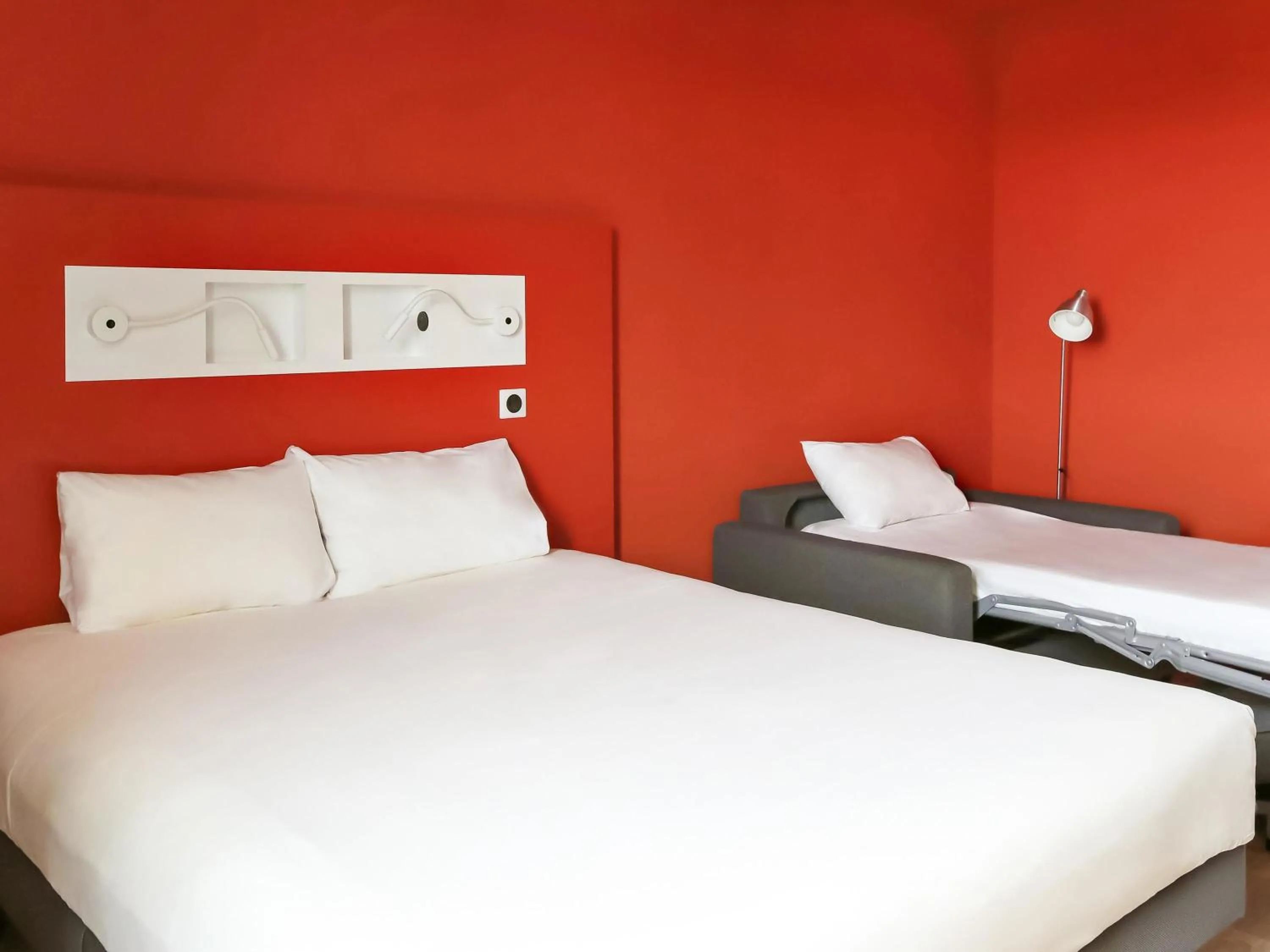 Property building, Bed in ibis budget Beauvais Aeroport