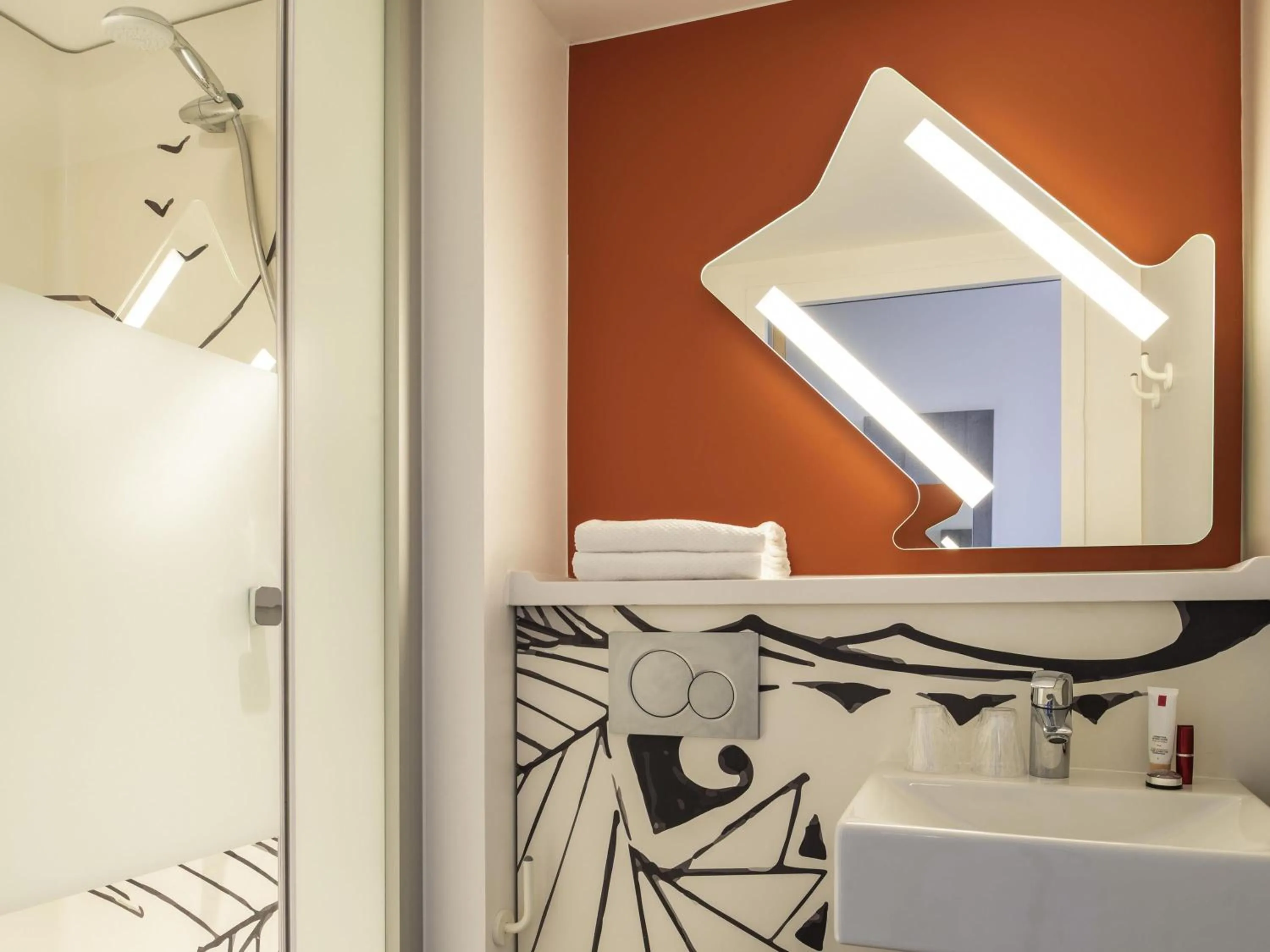 Bedroom in ibis budget Beauvais Aeroport