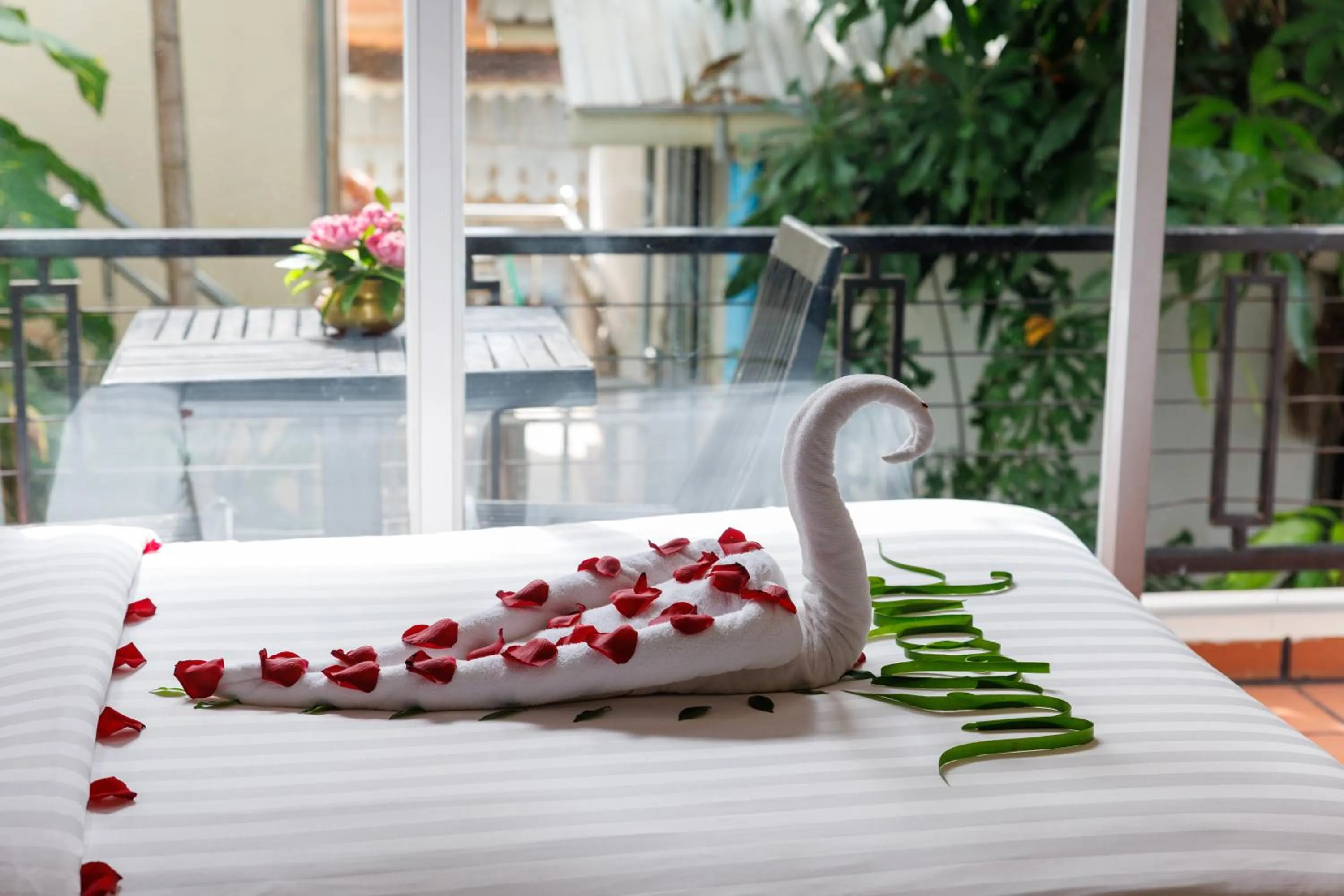 Pool view, Bed in SAKABAN Suite