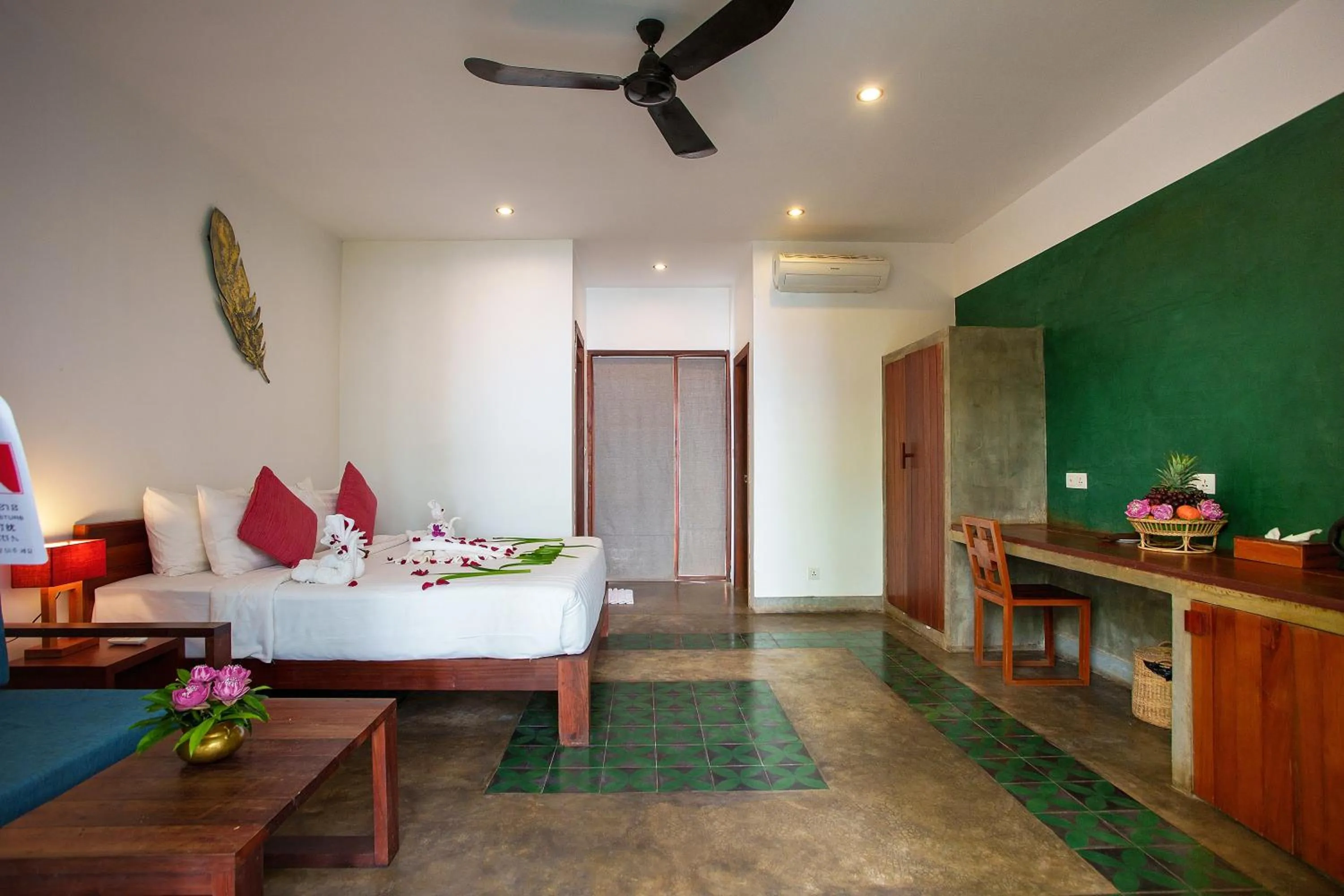 Photo of the whole room, Bed in SAKABAN Suite