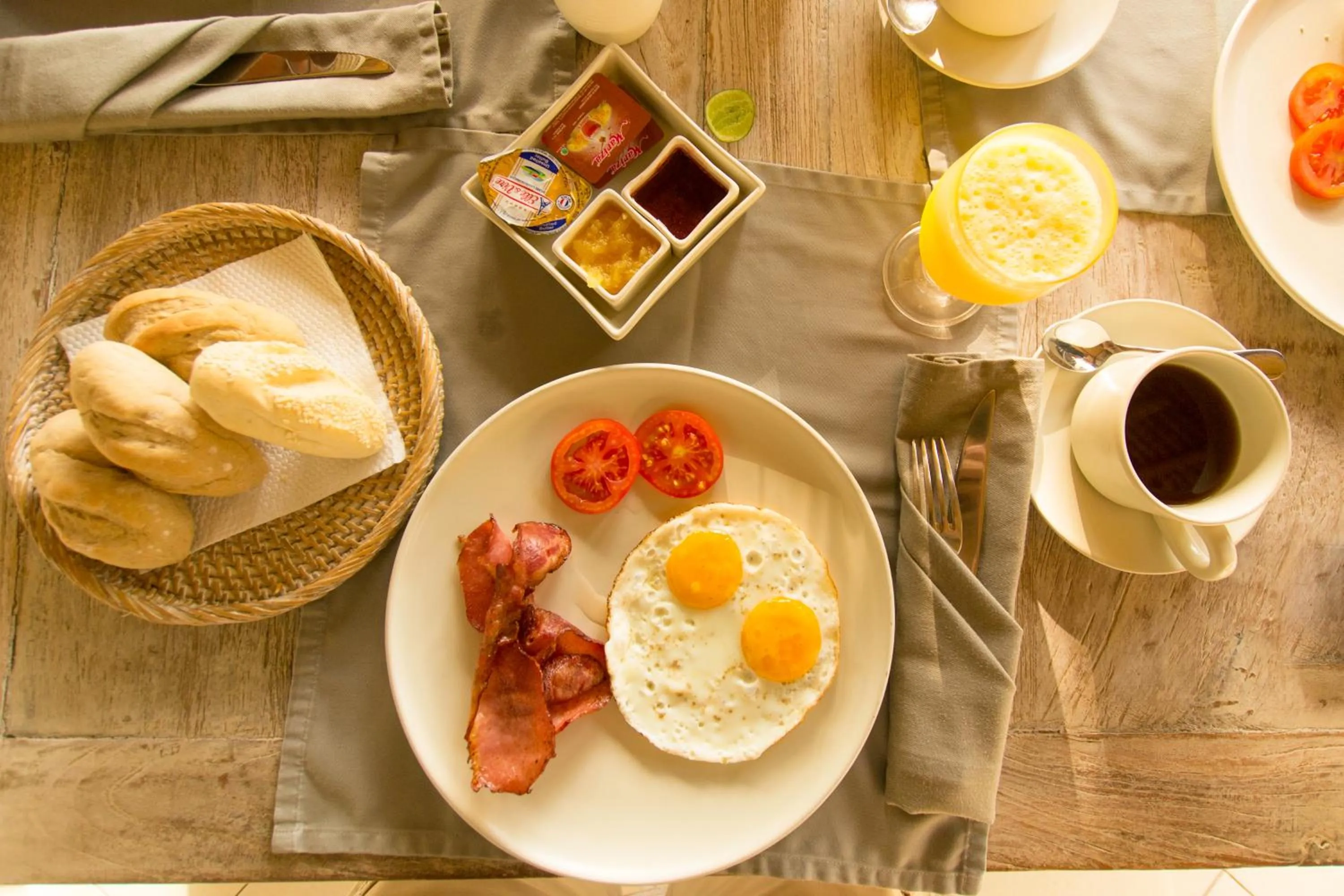 Food and drinks in Kubu Indah Dive & Spa Resort