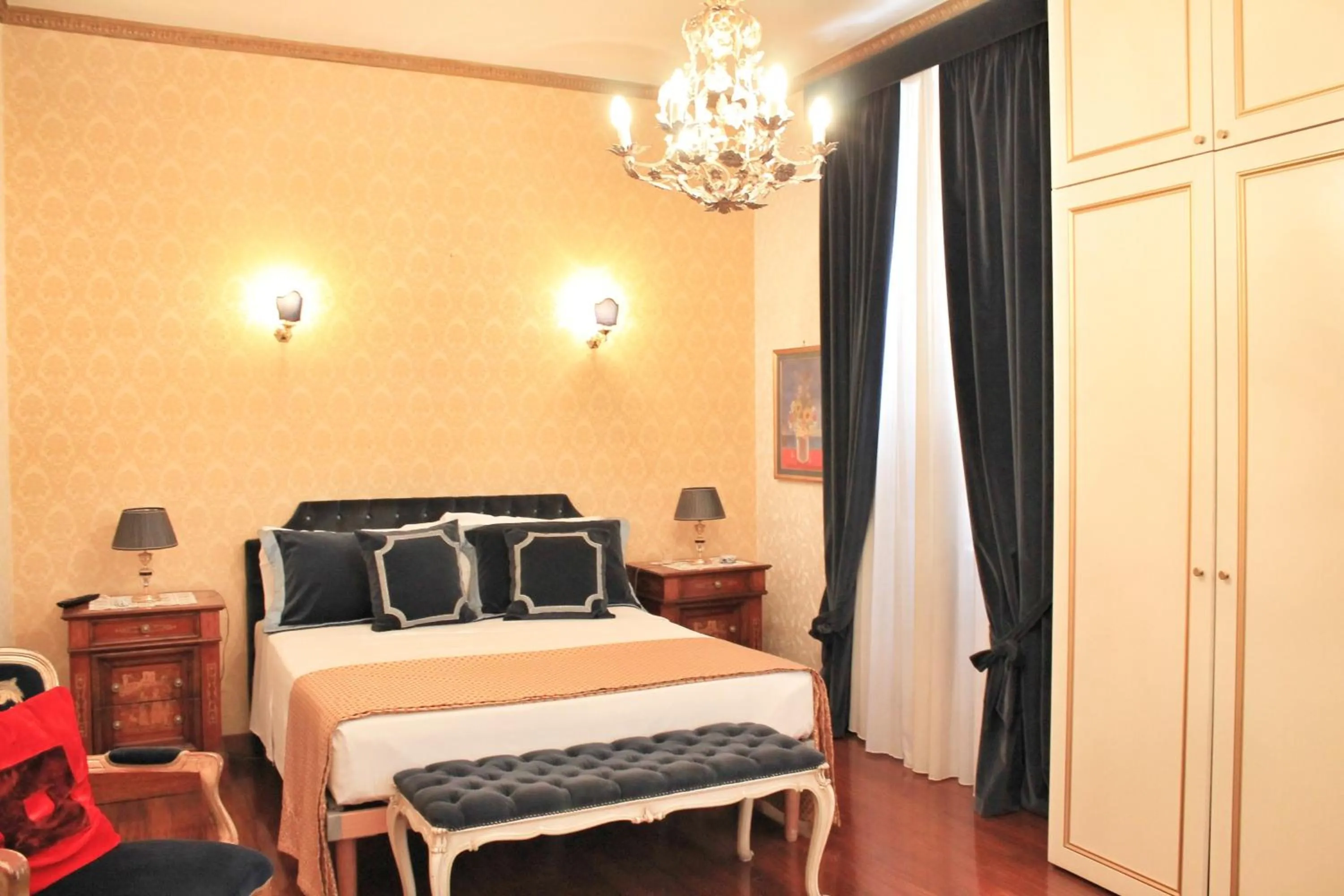 Photo of the whole room, Bed in Di Rienzo Pantheon Palace