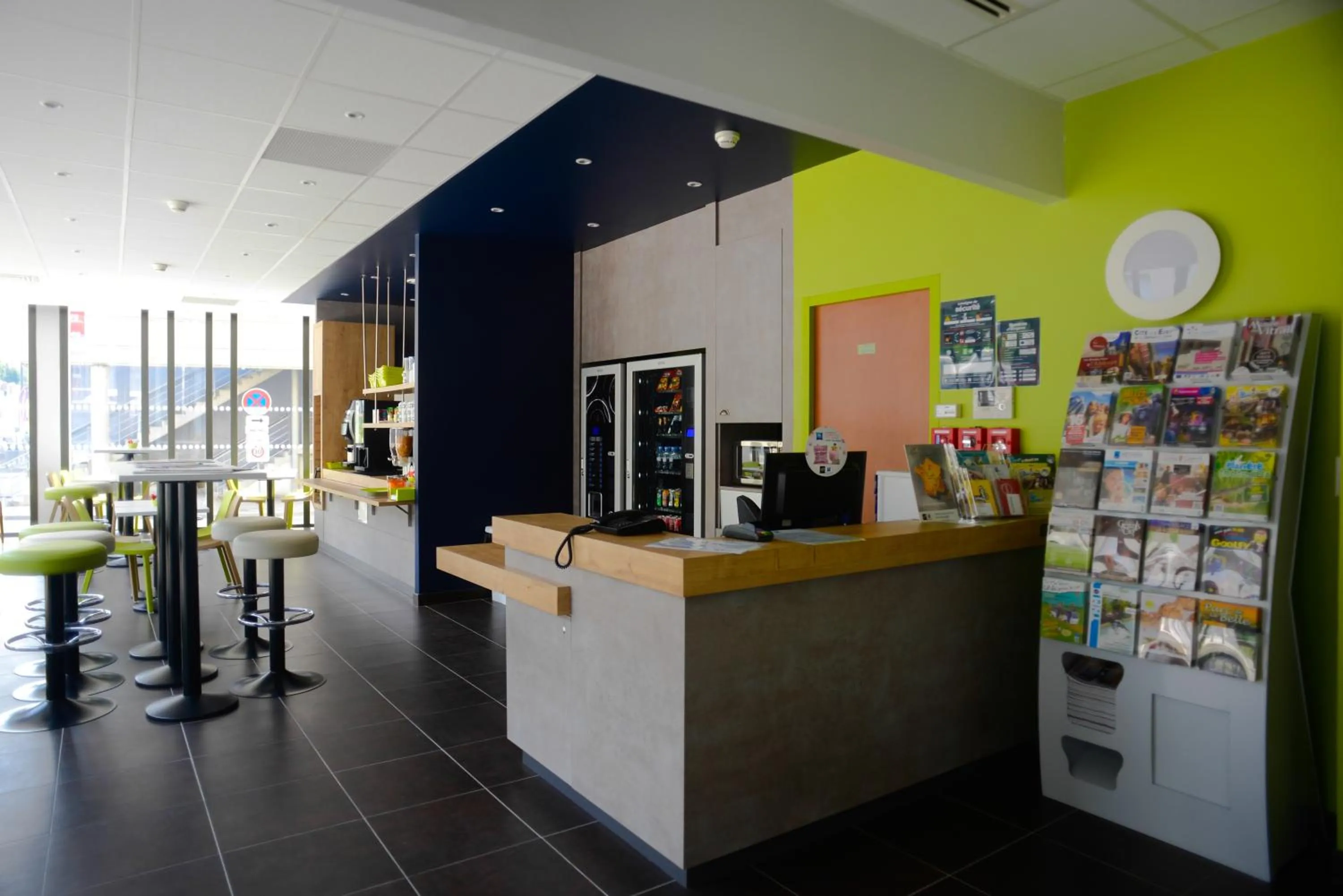 Lobby or reception in ibis budget Gare de Poitiers