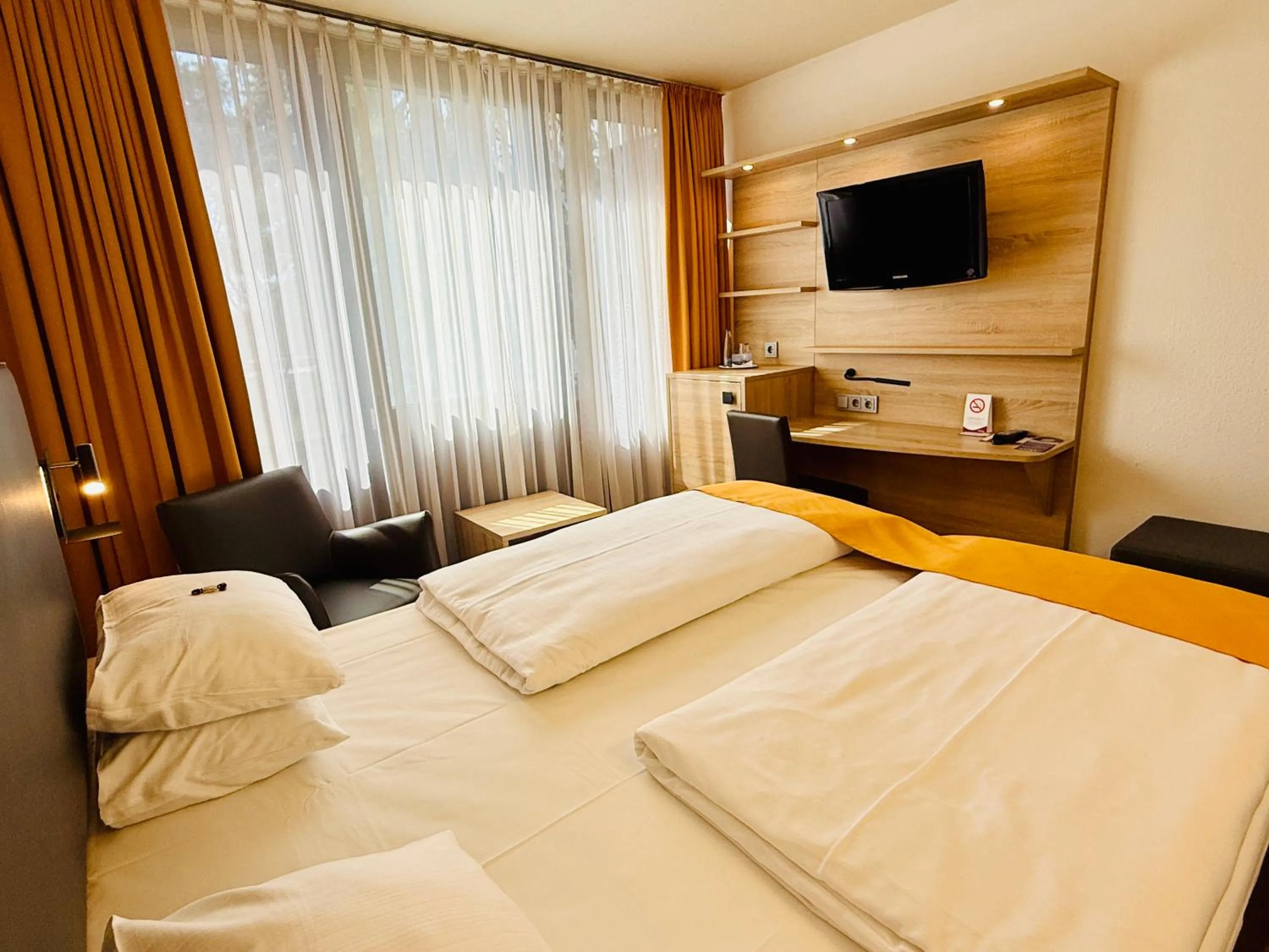 Photo of the whole room, Bed in ARVENA Messe Hotel