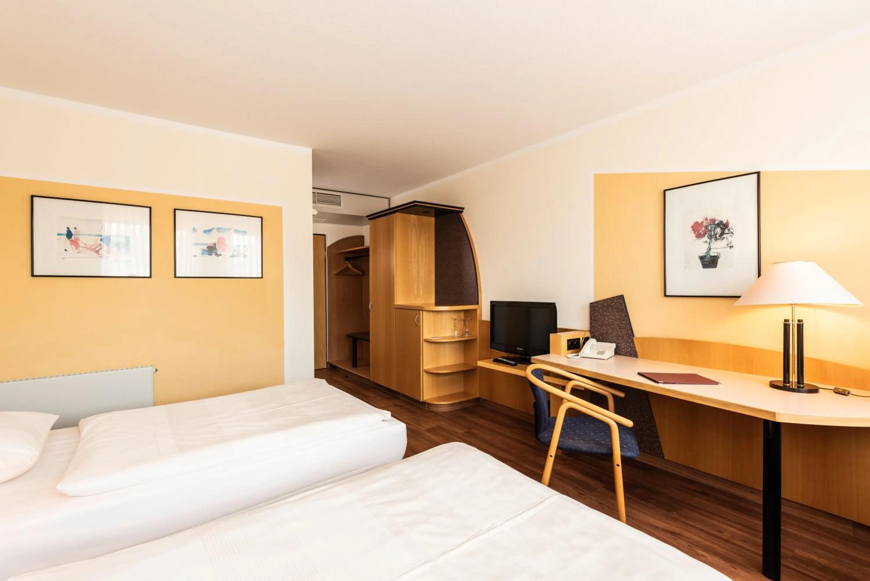 Photo of the whole room, Bed in ARVENA Kongress Hotel - Hotel in der Wagnerstadt