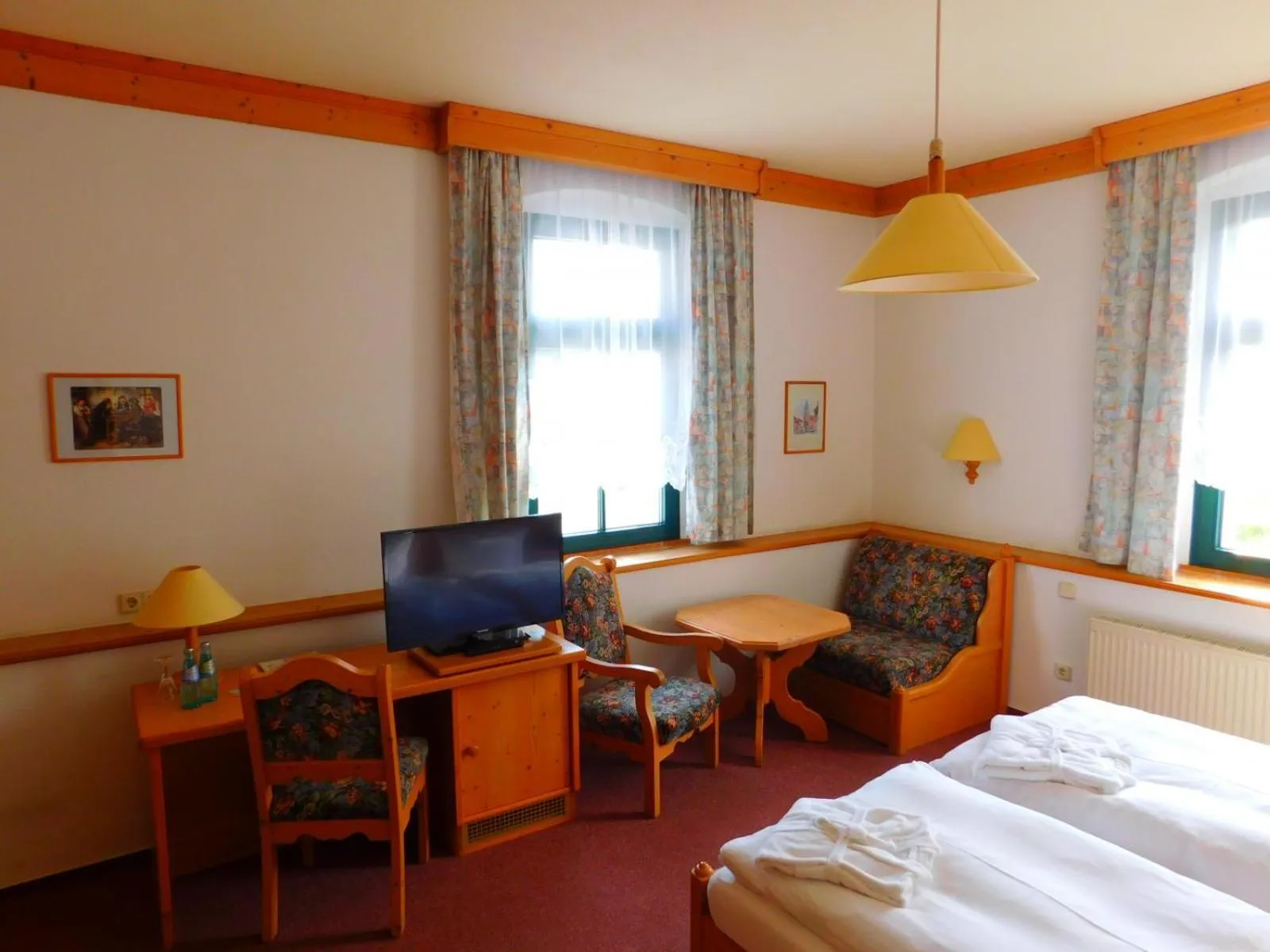 Communal lounge/ TV room in Hotel Stadt Olbernhau