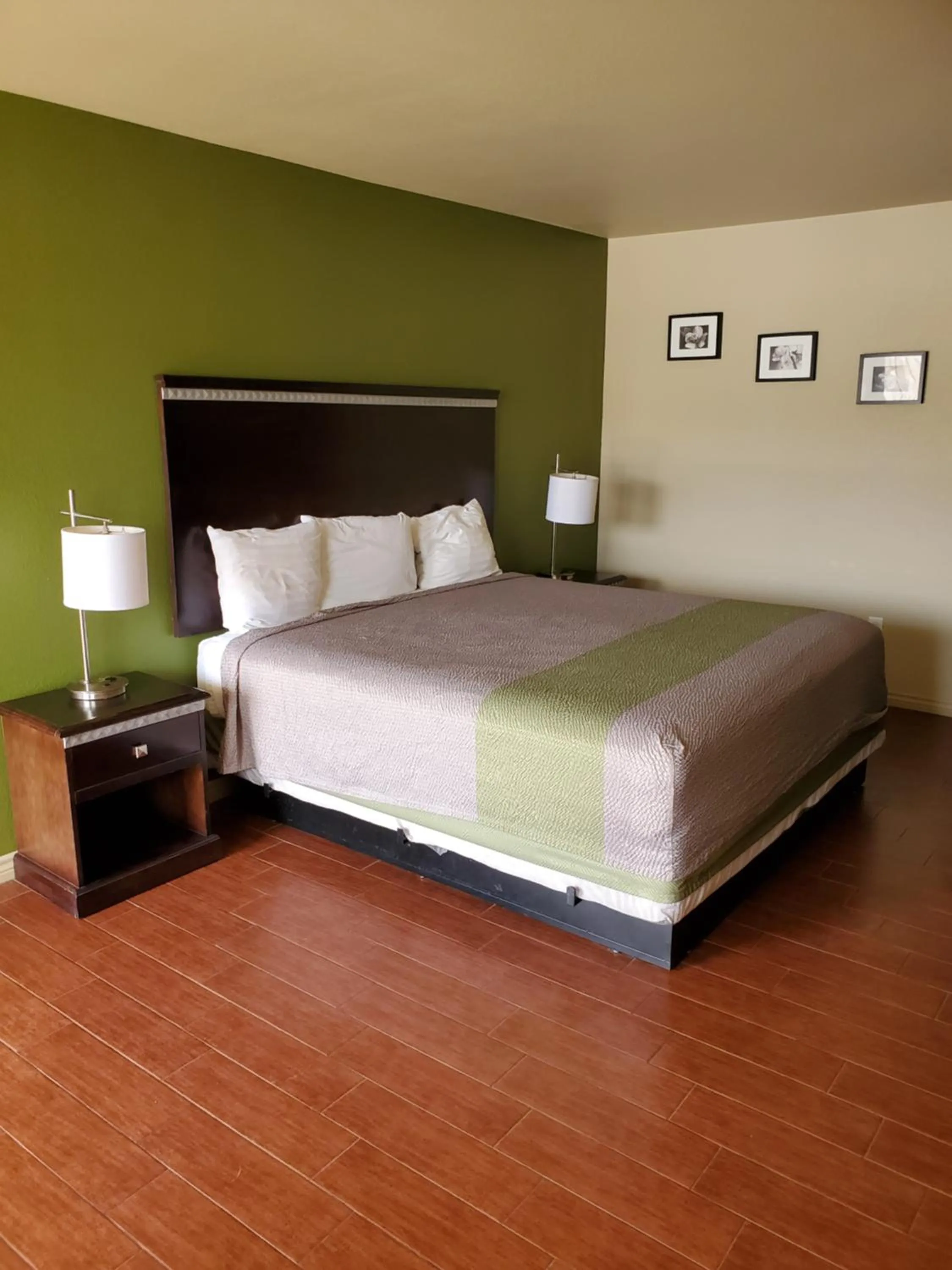 Bed in Eagle Ford Inn