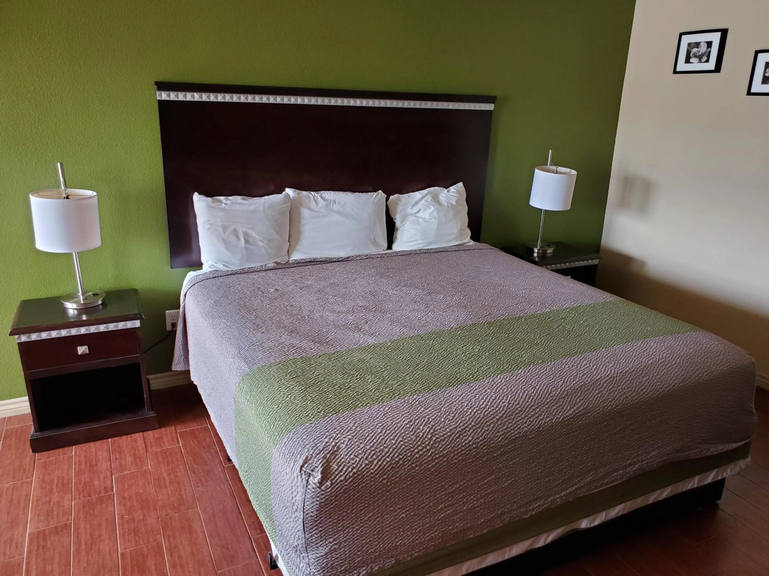 Bed in Eagle Ford Inn