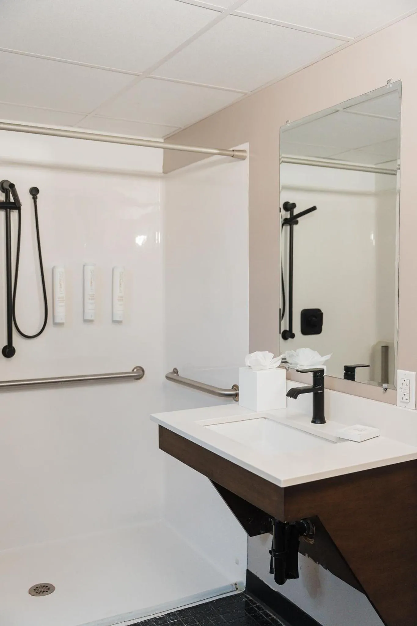 Bathroom in Dutch Wonderland Inn