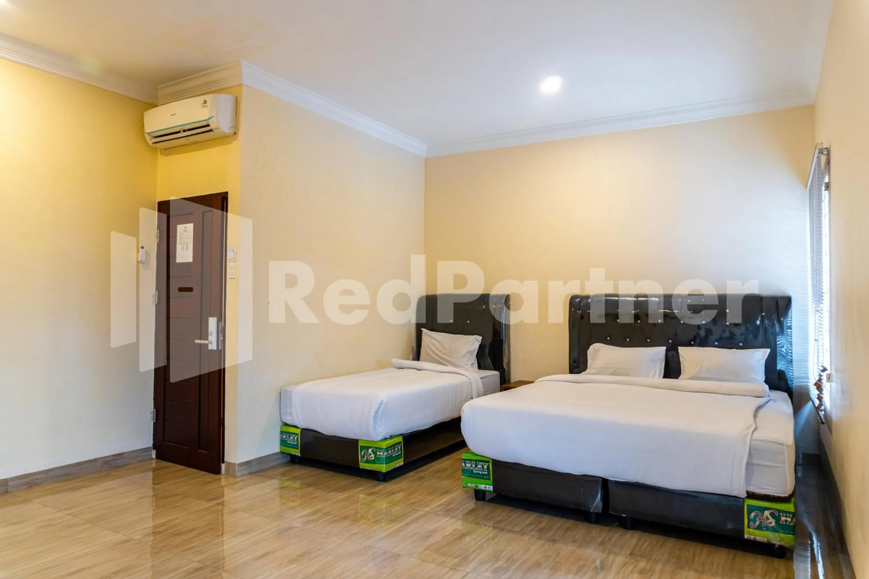 Bedroom, Bed in Adam Malik Guesthouse near Regale ICC Medan Mitra RedDoorz