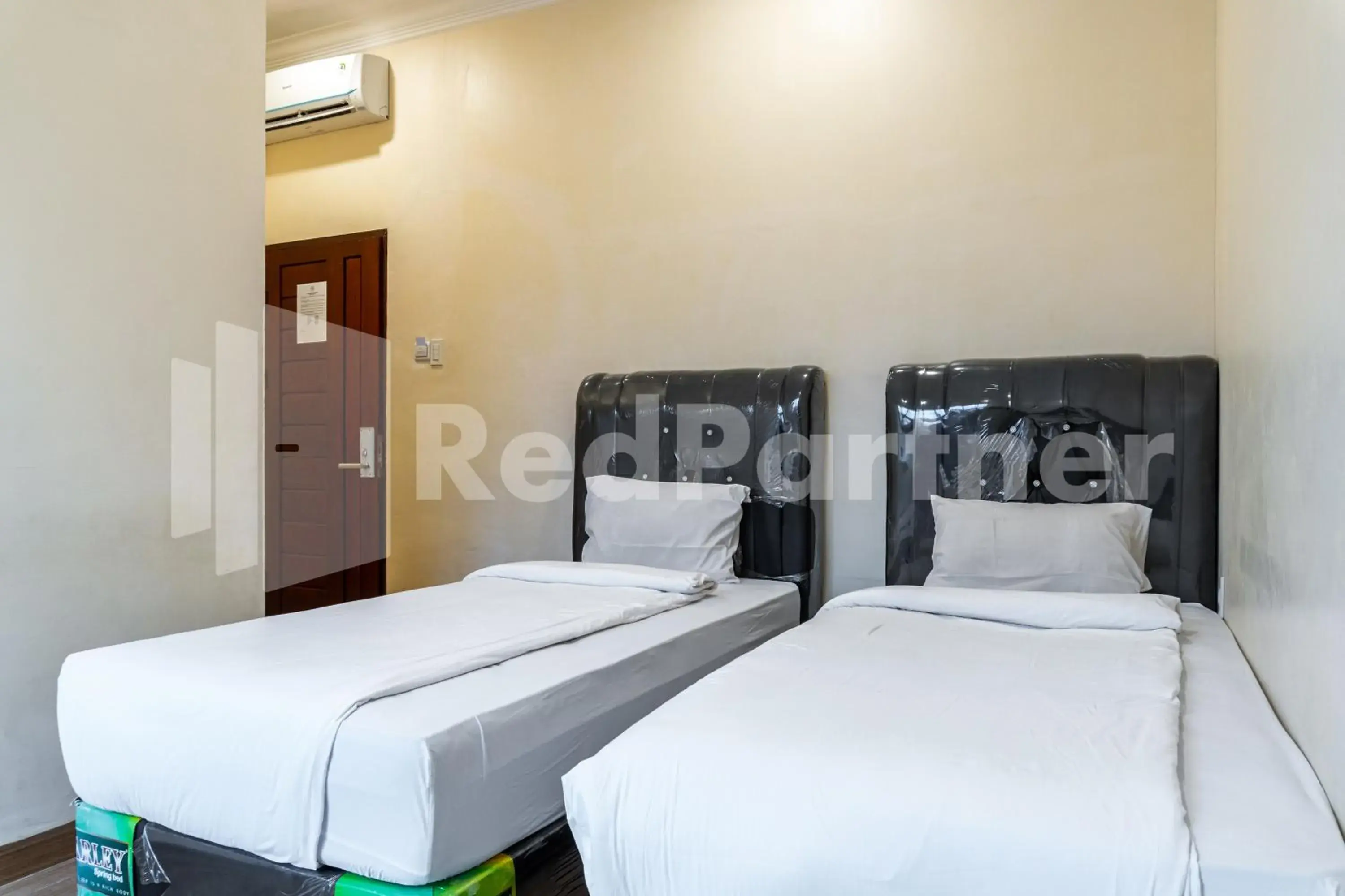 Twin Room in Adam Malik Guesthouse near Regale ICC Medan Mitra RedDoorz Twin Room in Adam Malik Guesthouse near Regale ICC Medan Mitra RedDoorz