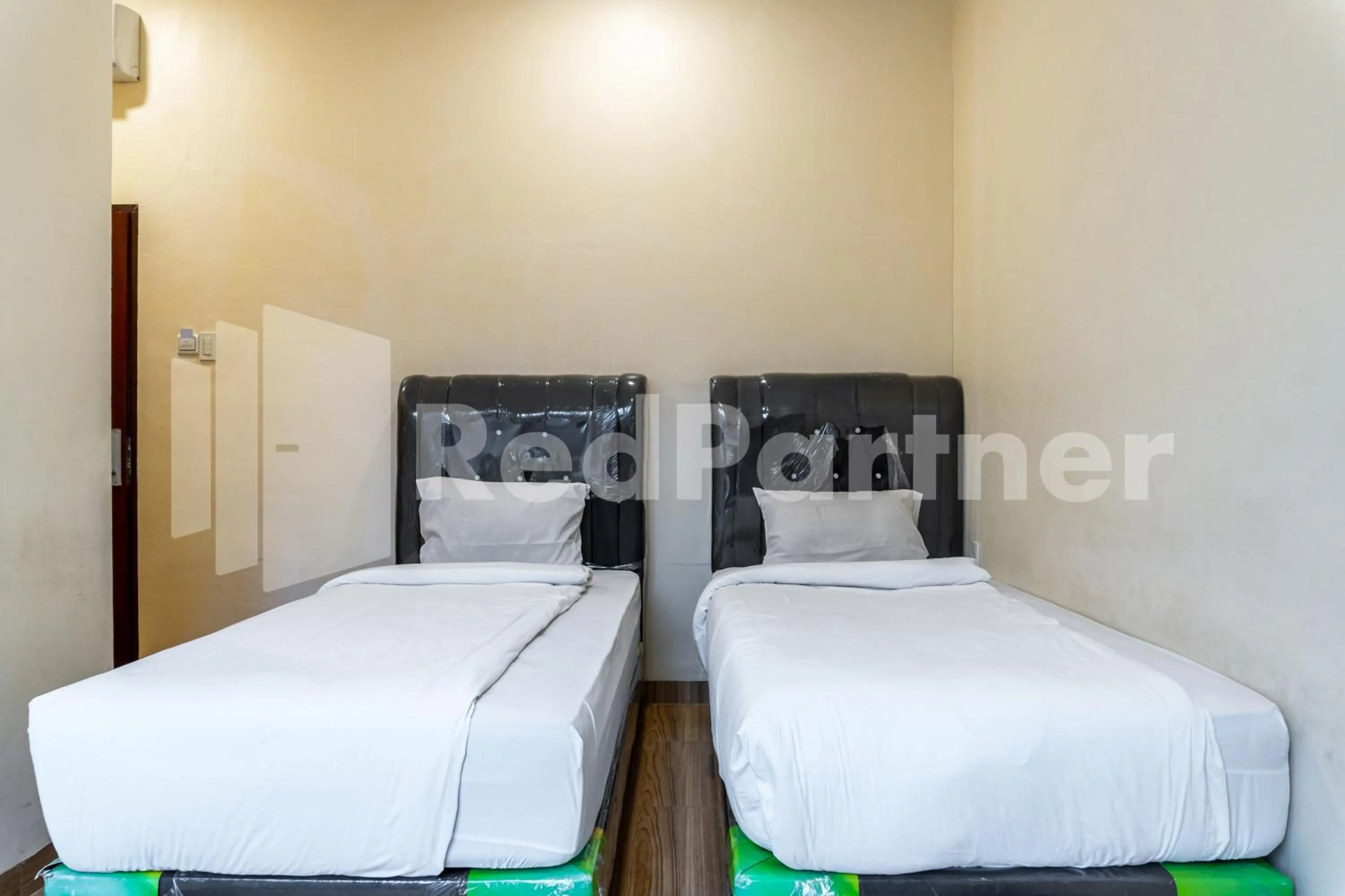 Bedroom, Bed in Adam Malik Guesthouse near Regale ICC Medan Mitra RedDoorz