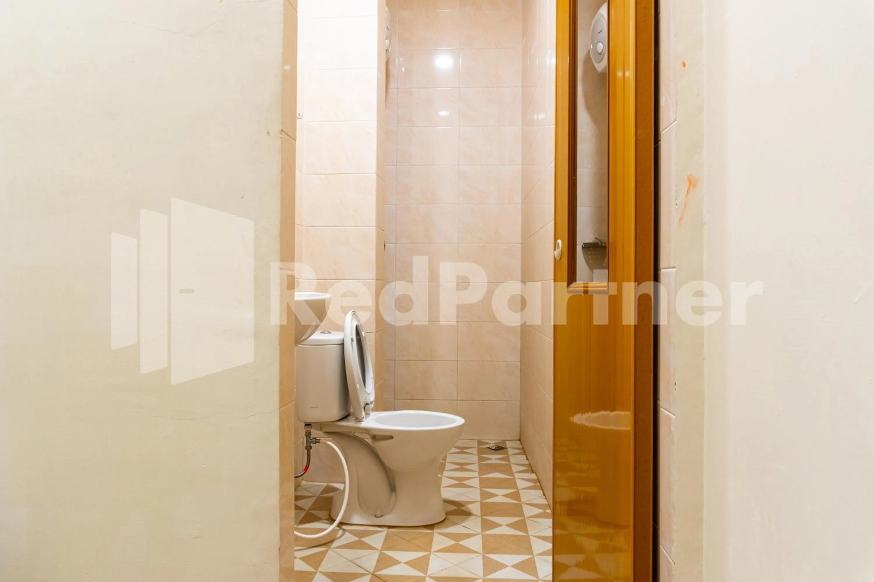 Bathroom in Adam Malik Guesthouse near Regale ICC Medan Mitra RedDoorz