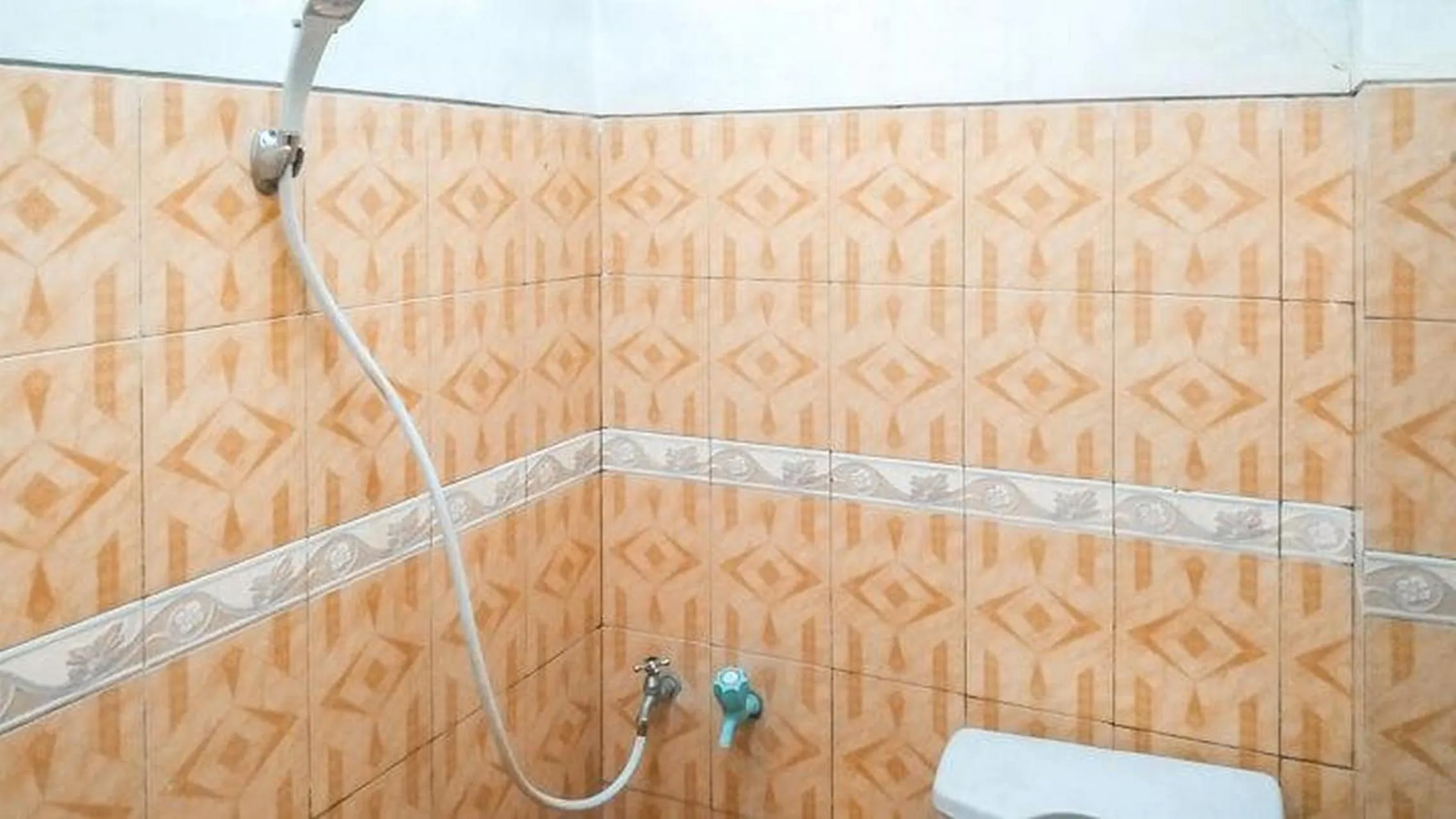 Bathroom in Villa Al Barokah Syariah Family Mitra RedDoorz near Sarangan Lake